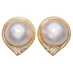 Boucles d'oreilles vintage en or jaune 18k avec perles de Mabe et diamants