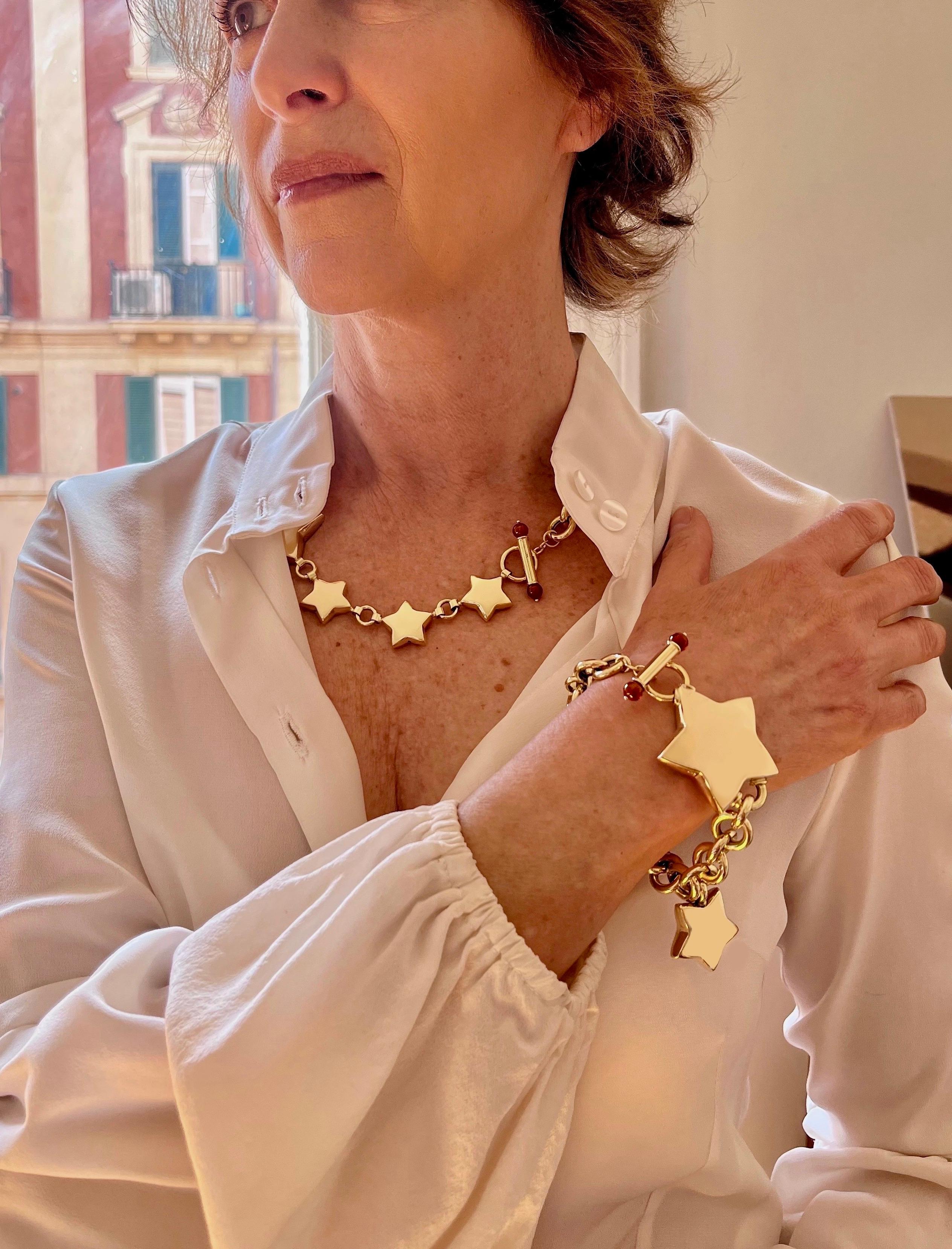 Bracelet audacieux en or jaune 18 carats fabriqué en Italie, avec étoiles et perles de cornaline en vente 4