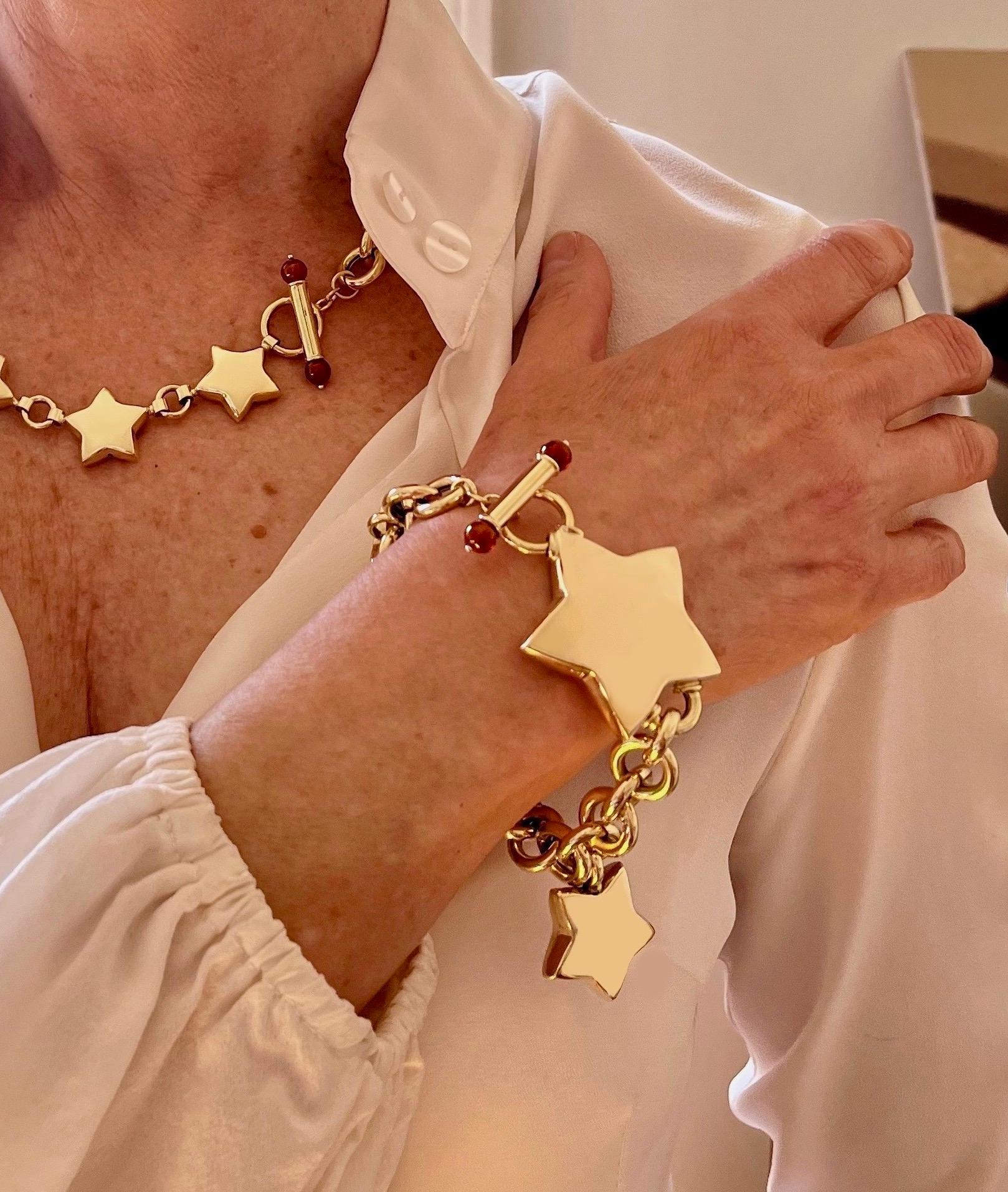 Disponible dès maintenant. Unique en son genre, ce bracelet en or jaune 18 carats à chaîne audacieuse a été fabriqué à la main en Italie, vers 1980, et est en excellent état. 
Magnifique bracelet en chaîne vintage composé de maillons fantaisie creux