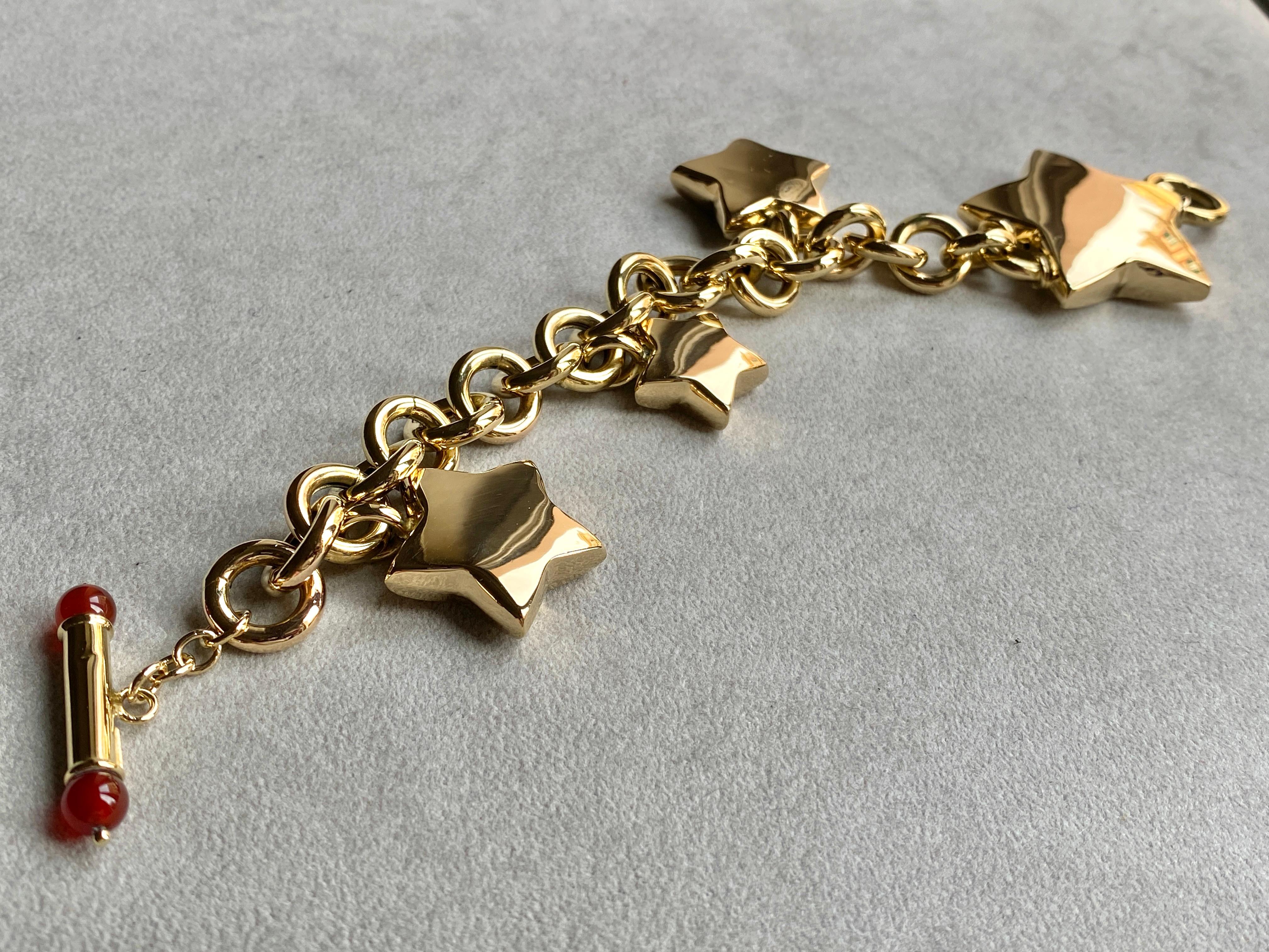 Moderne Bracelet audacieux en or jaune 18 carats fabriqué en Italie, avec étoiles et perles de cornaline en vente