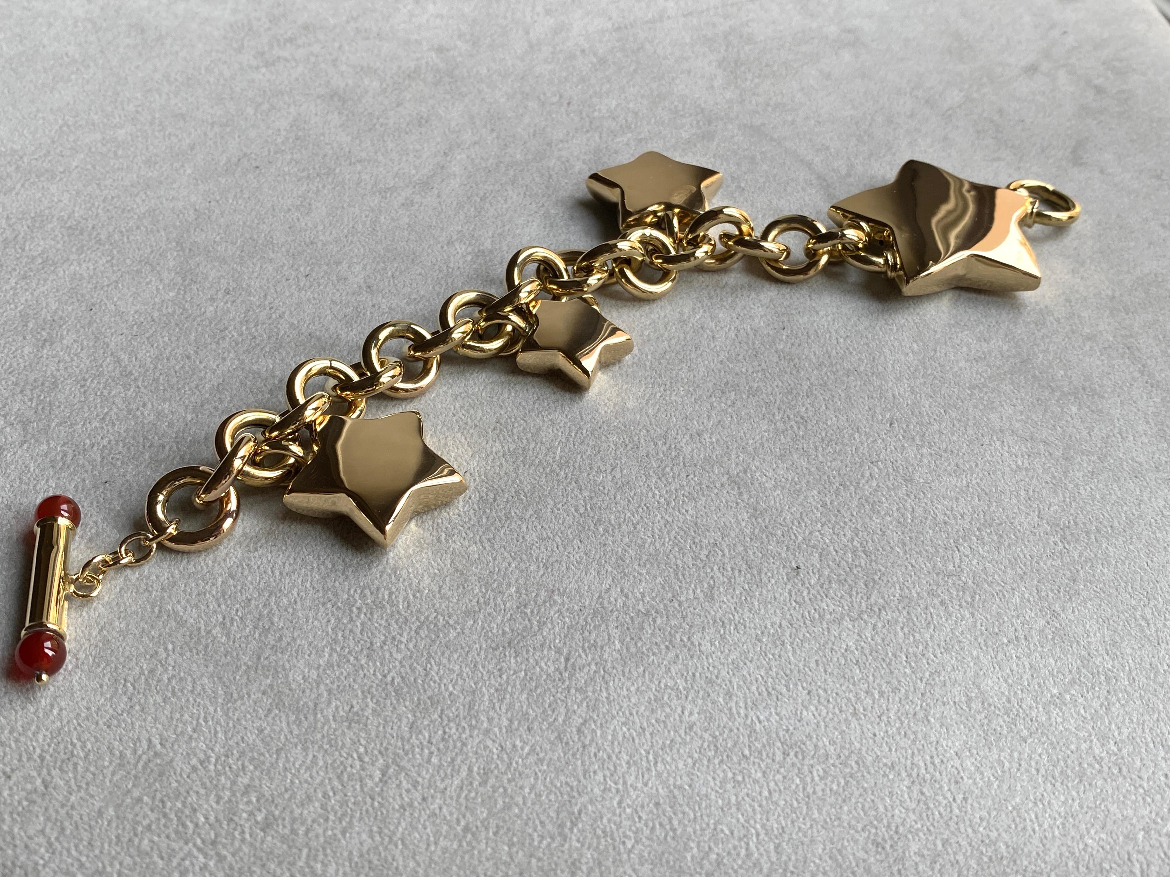 Perle Bracelet audacieux en or jaune 18 carats fabriqué en Italie, avec étoiles et perles de cornaline en vente