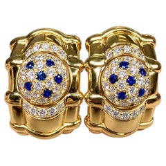 Orecchini Huggie vintage in oro giallo 18 carati della Maison Piaget con diamanti e zaffiri, 1992 circa