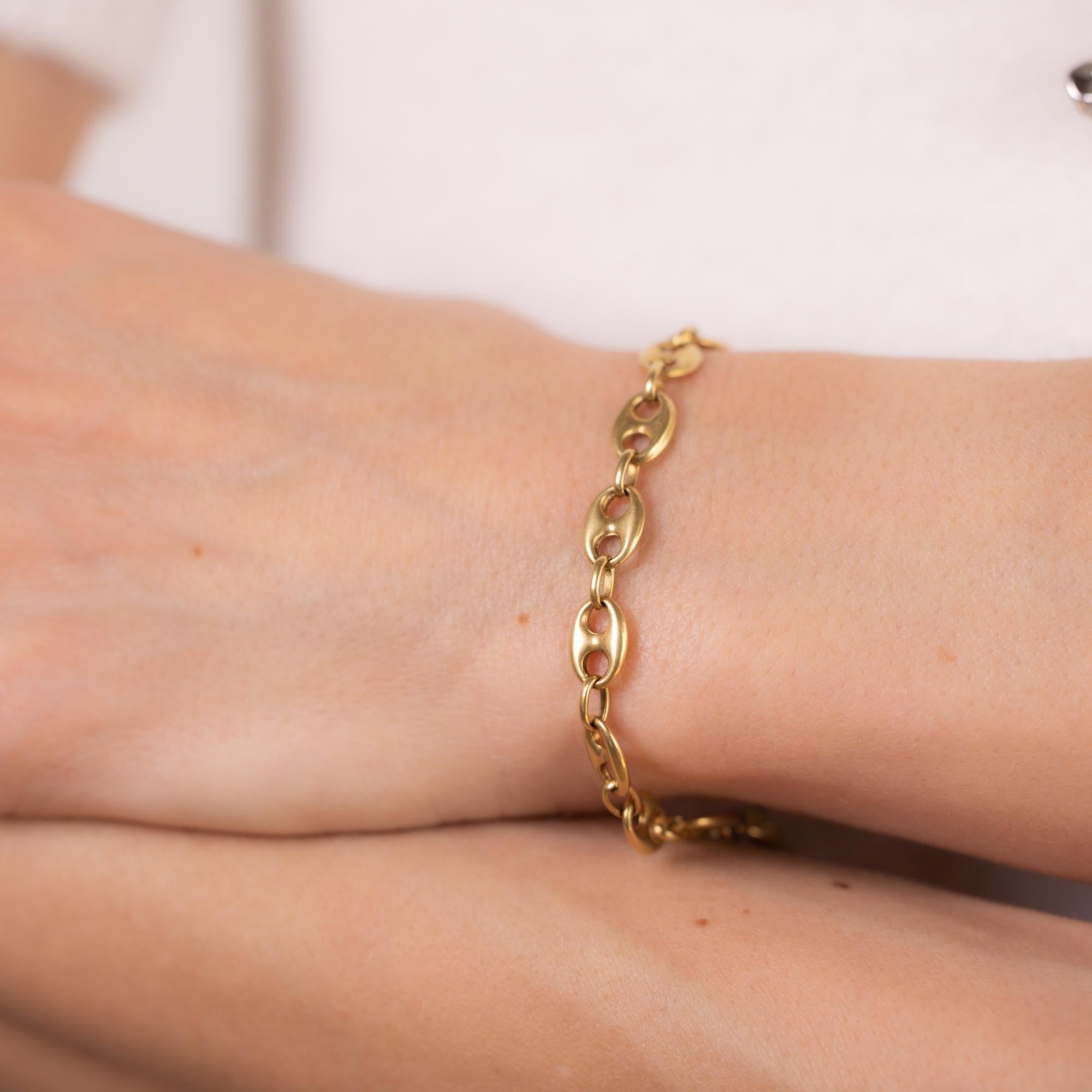 Vintage 18k yellow gold mariners chain bracelet In Excellent Condition In Beverly Hills, CA