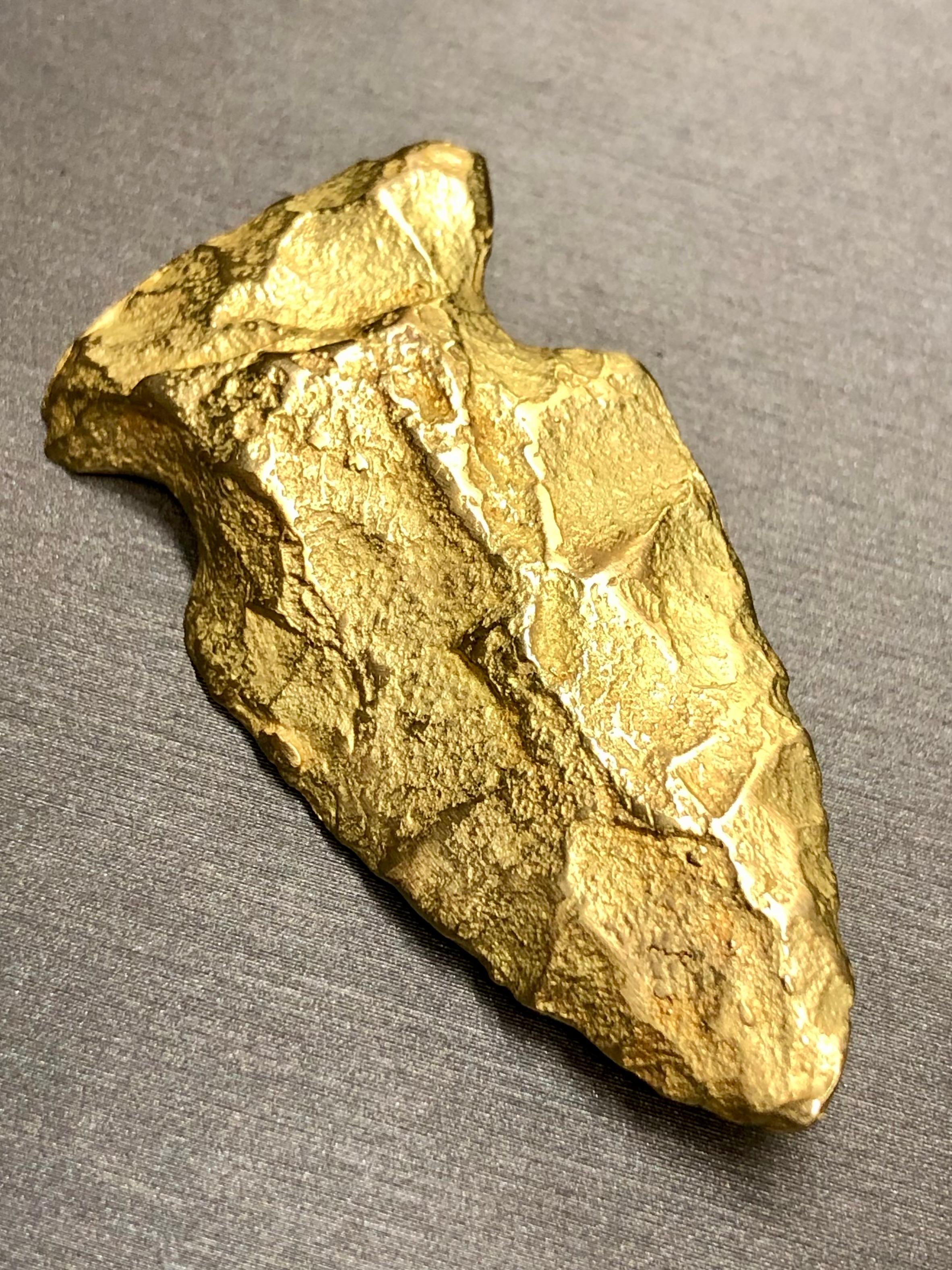 Contemporain MERRIN Broche française texturée en or jaune 18 carats avec lourde tête de flèche en vente