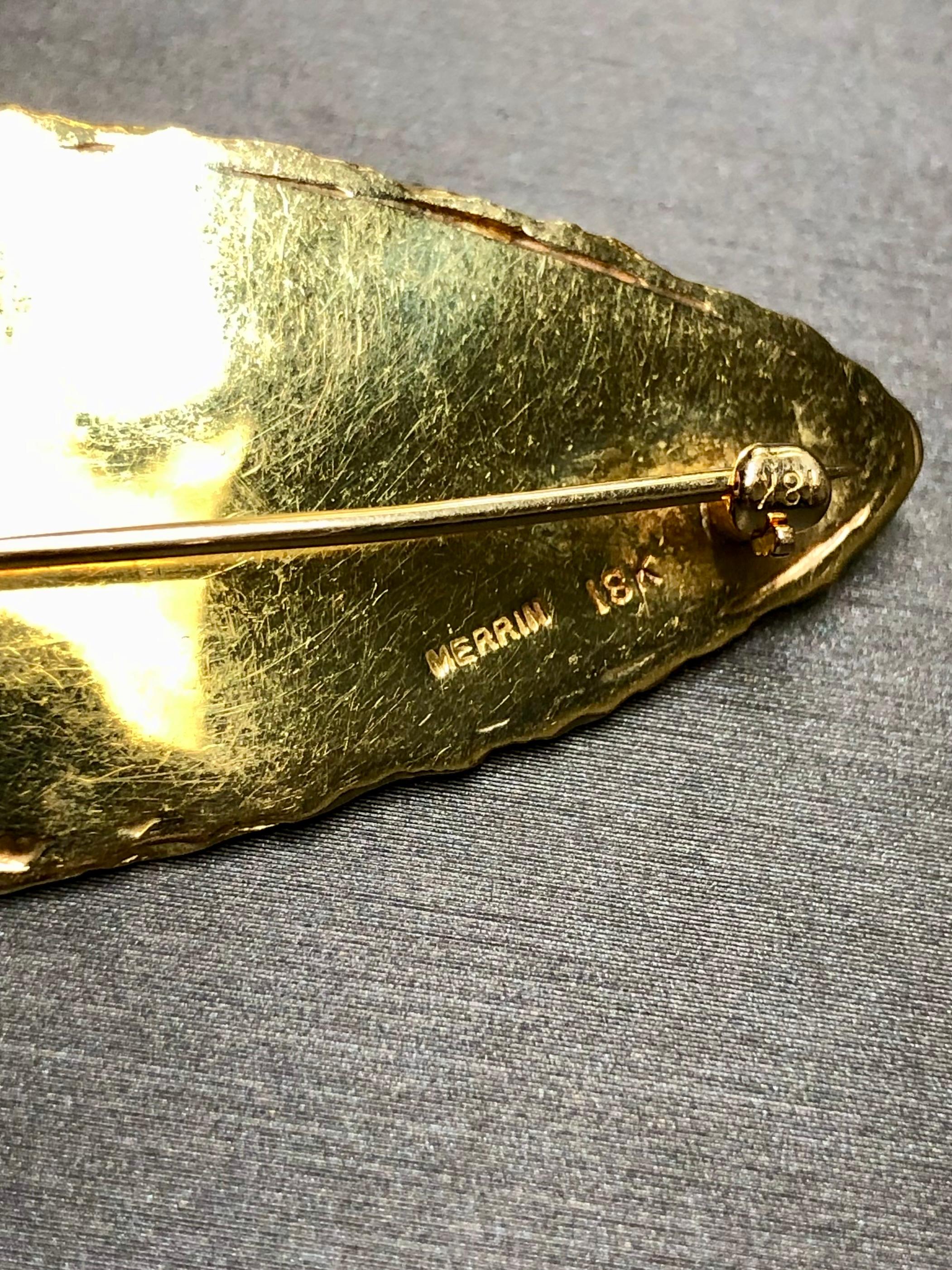 MERRIN Broche française texturée en or jaune 18 carats avec lourde tête de flèche Unisexe en vente