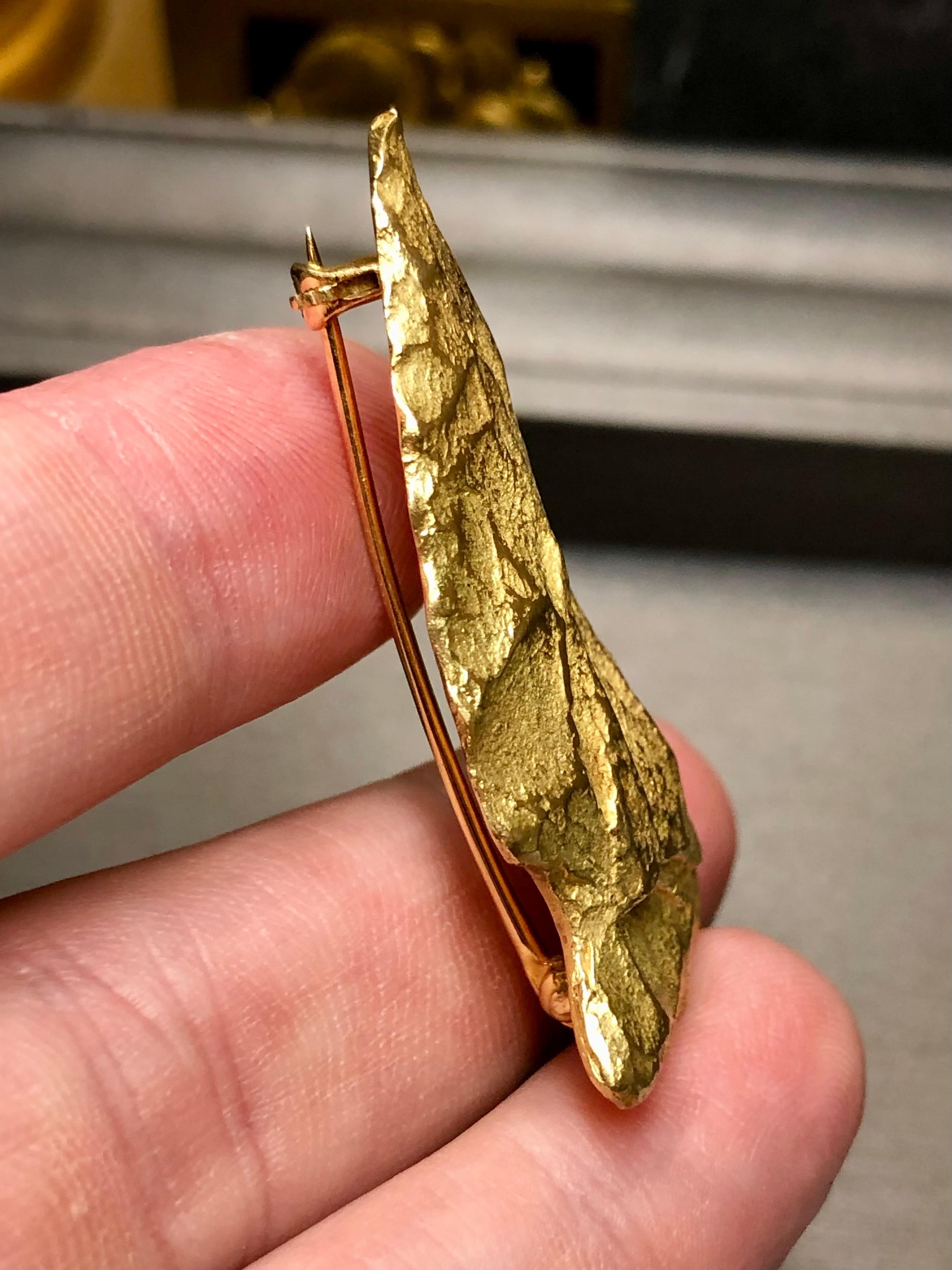 Contemporary Vintage 18K Yellow Gold MERRIN French Textured Heavy Arrowhead Brooch For Sale