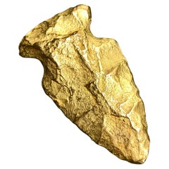 MERRIN Broche française texturée en or jaune 18 carats avec lourde tête de flèche