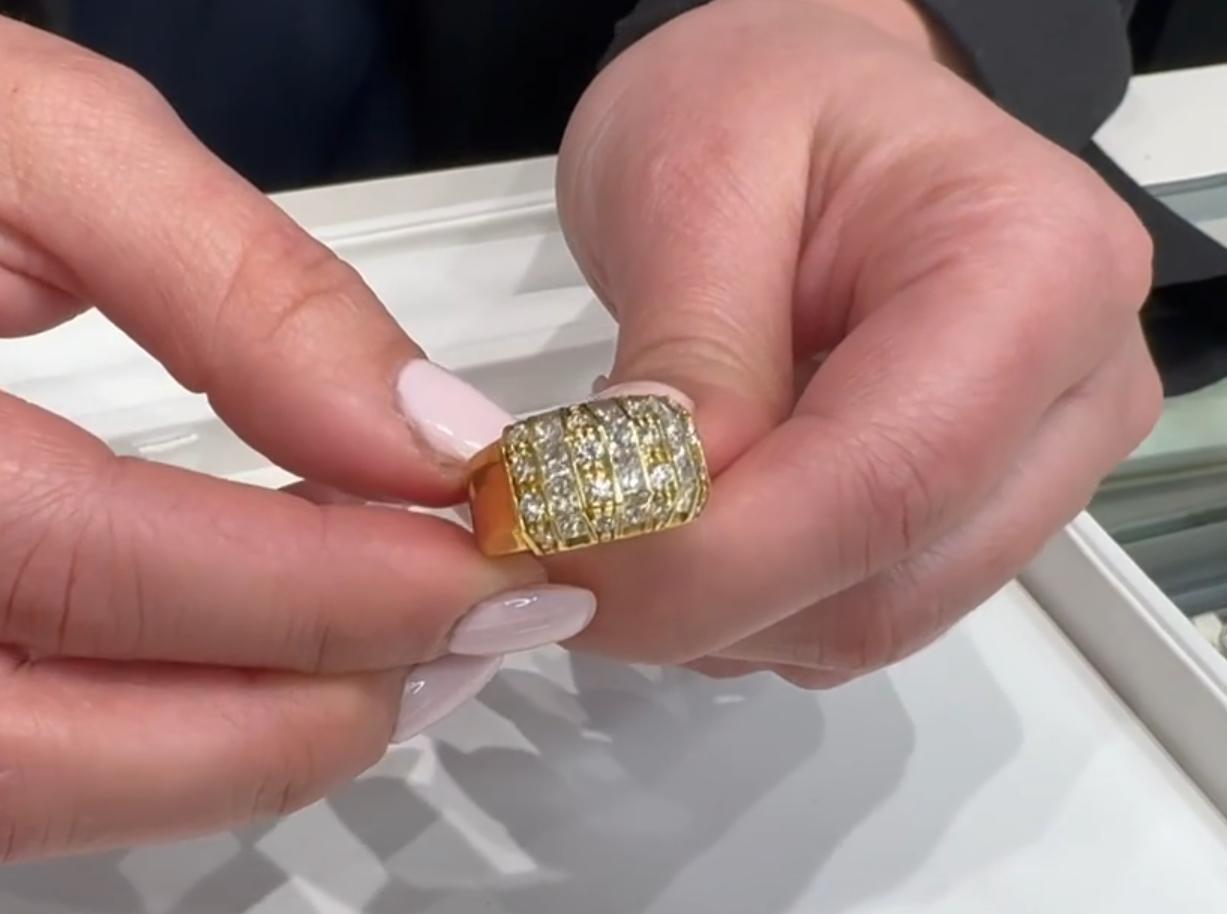 Mehrreihiger Vintage-Ring aus 18 Karat Gelbgold mit Prinzessinnenschliff und runden Diamanten im Angebot 2