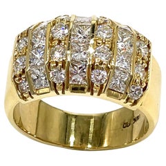 Anello vintage in oro giallo 18k a più file con diamanti taglio principessa e rotondi da 2,05 carati