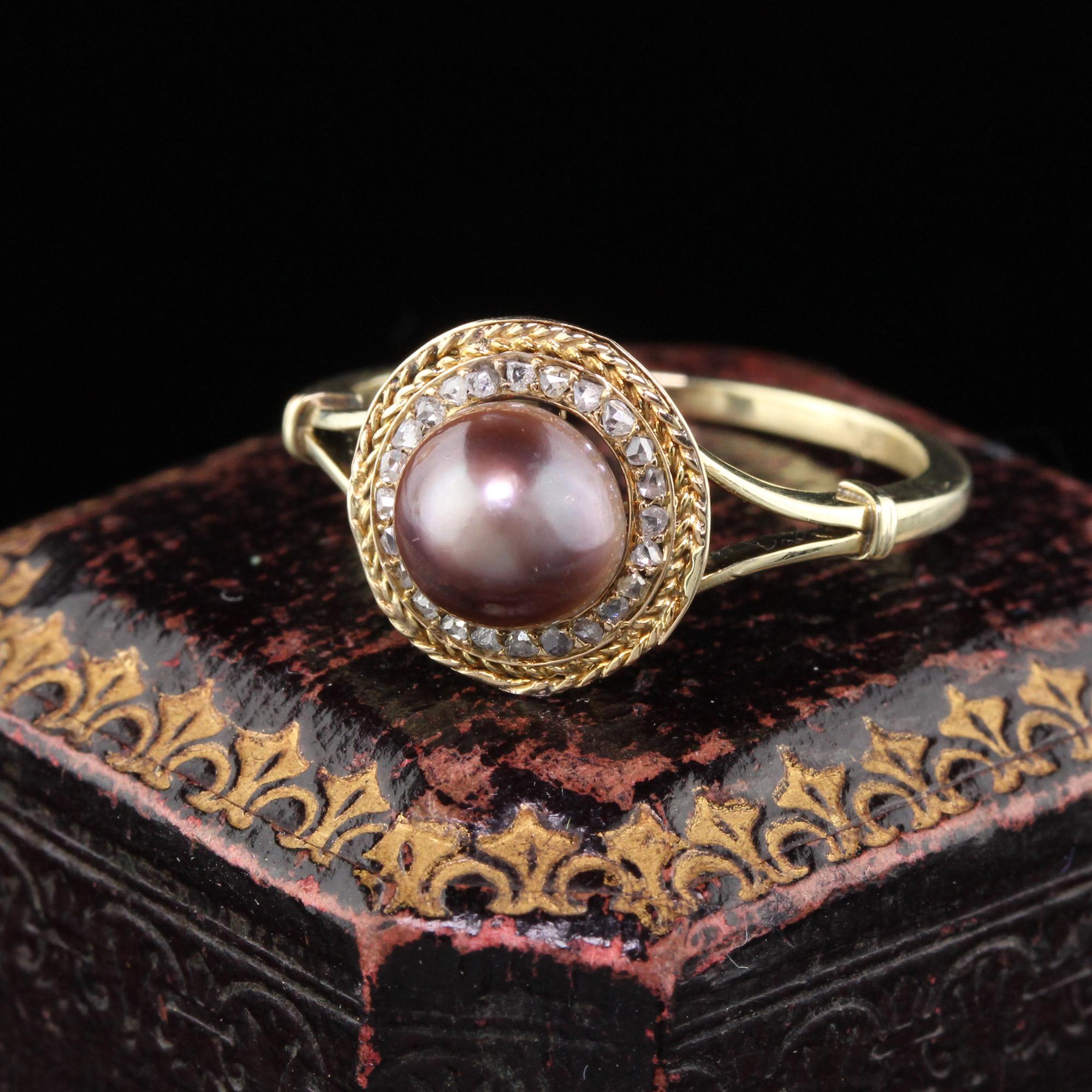 Beautiful & delicate Vintage 18K Yellow Gold, Natural Pearl & Rose Cut Diamond Ring with a Hallmark from the Netherlands. The center pearl is a ombre going from a light to darker browish color with hints of purple.

#R0276

Metal: 18K Yellow Gold