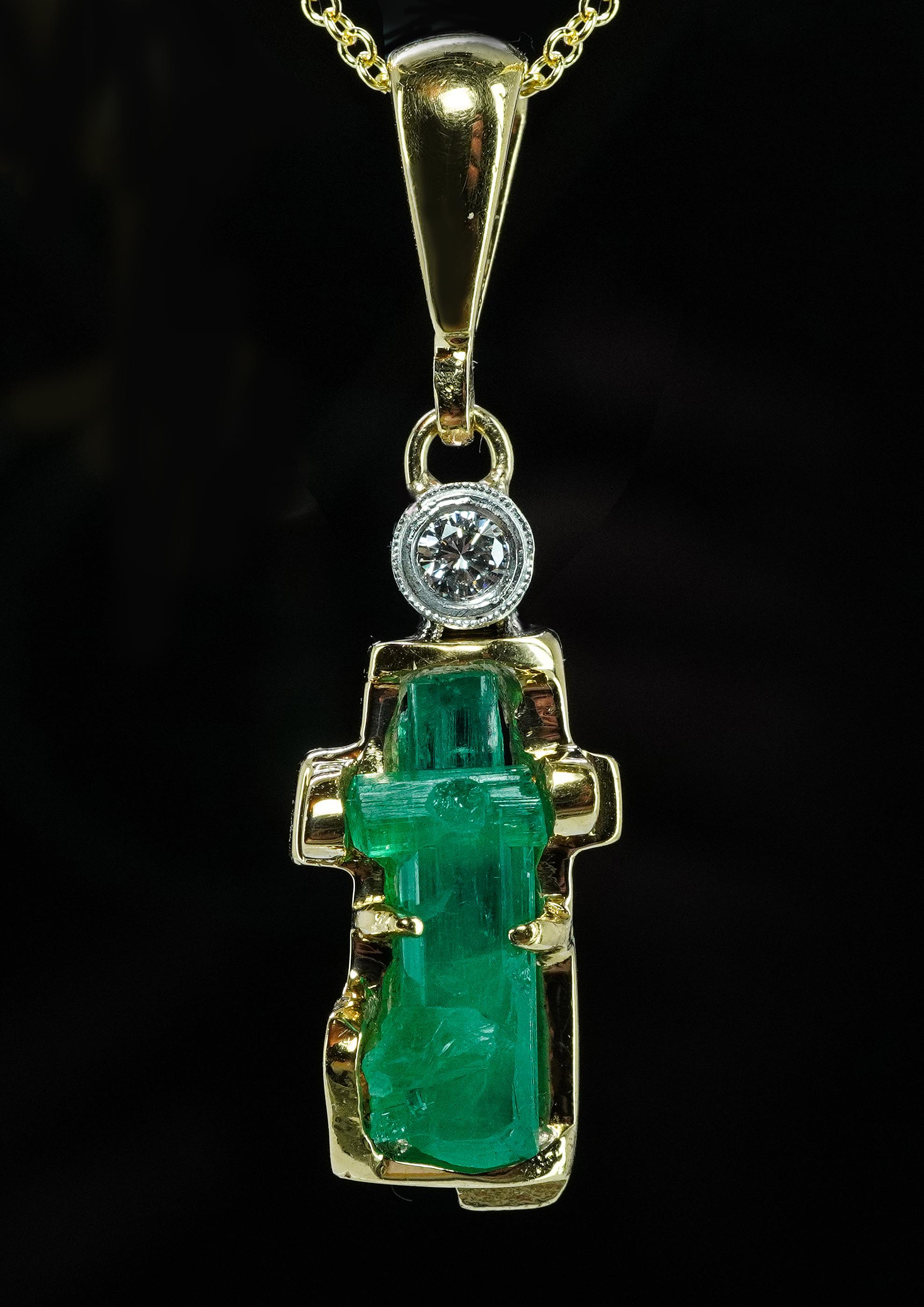  Vintage in oro giallo 18K con smeraldo verde naturale grezzo  Collana con croce di diamanti con catena da 18 pollici

Si tratta di uno spettacolare tesoro vintage realizzato in oro giallo 18 carati. C'è uno splendido cristallo di smeraldo grezzo