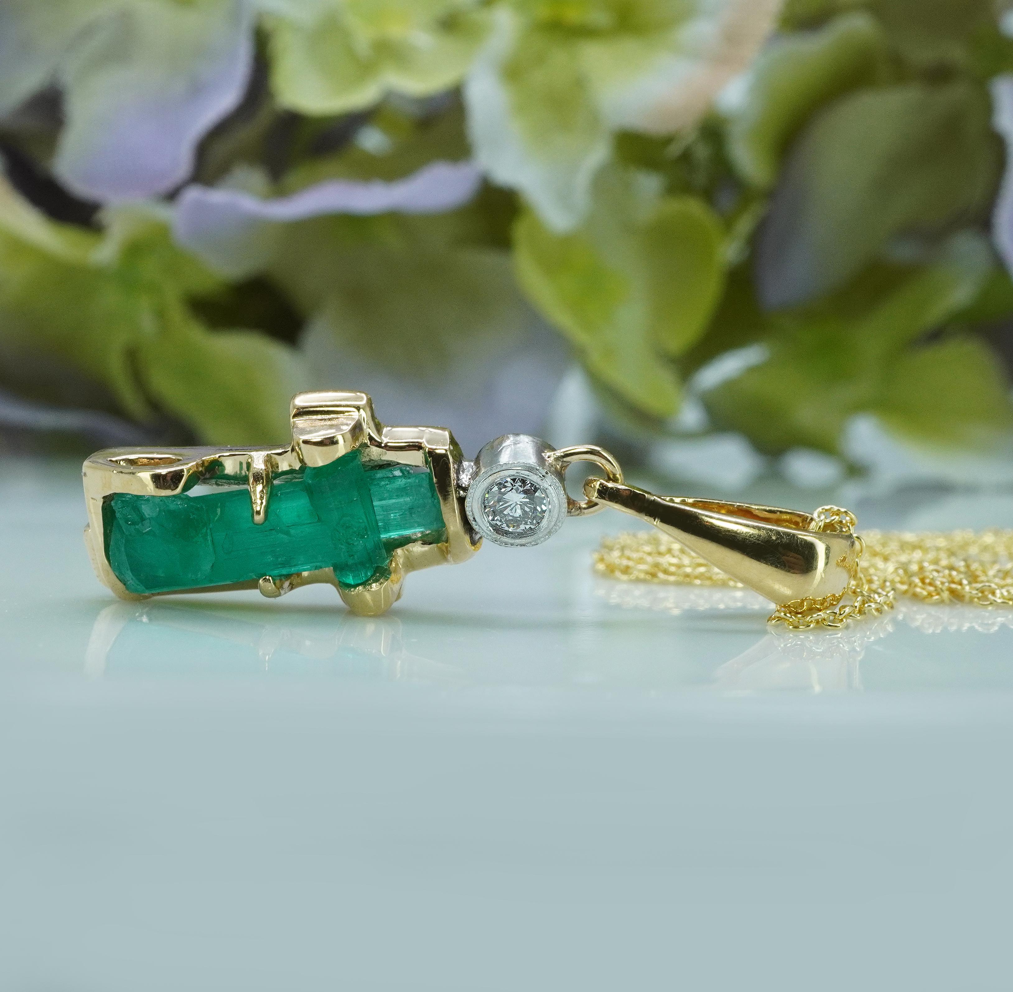 Taglio grezzo Vintage in oro giallo 18K con smeraldo verde naturale grezzo  Collana con croce di diamanti da 18