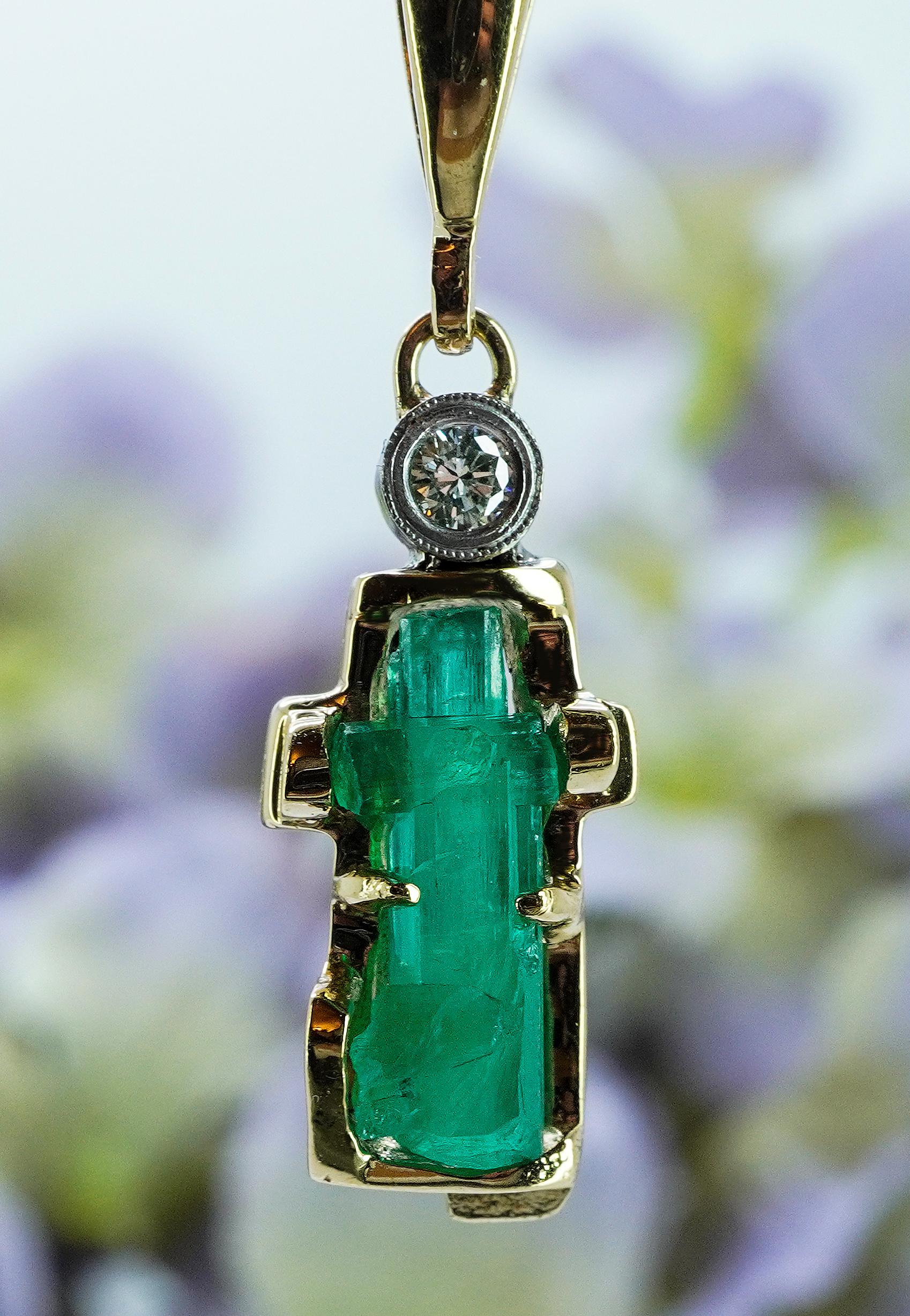 Vintage in oro giallo 18K con smeraldo verde naturale grezzo  Collana con croce di diamanti da 18