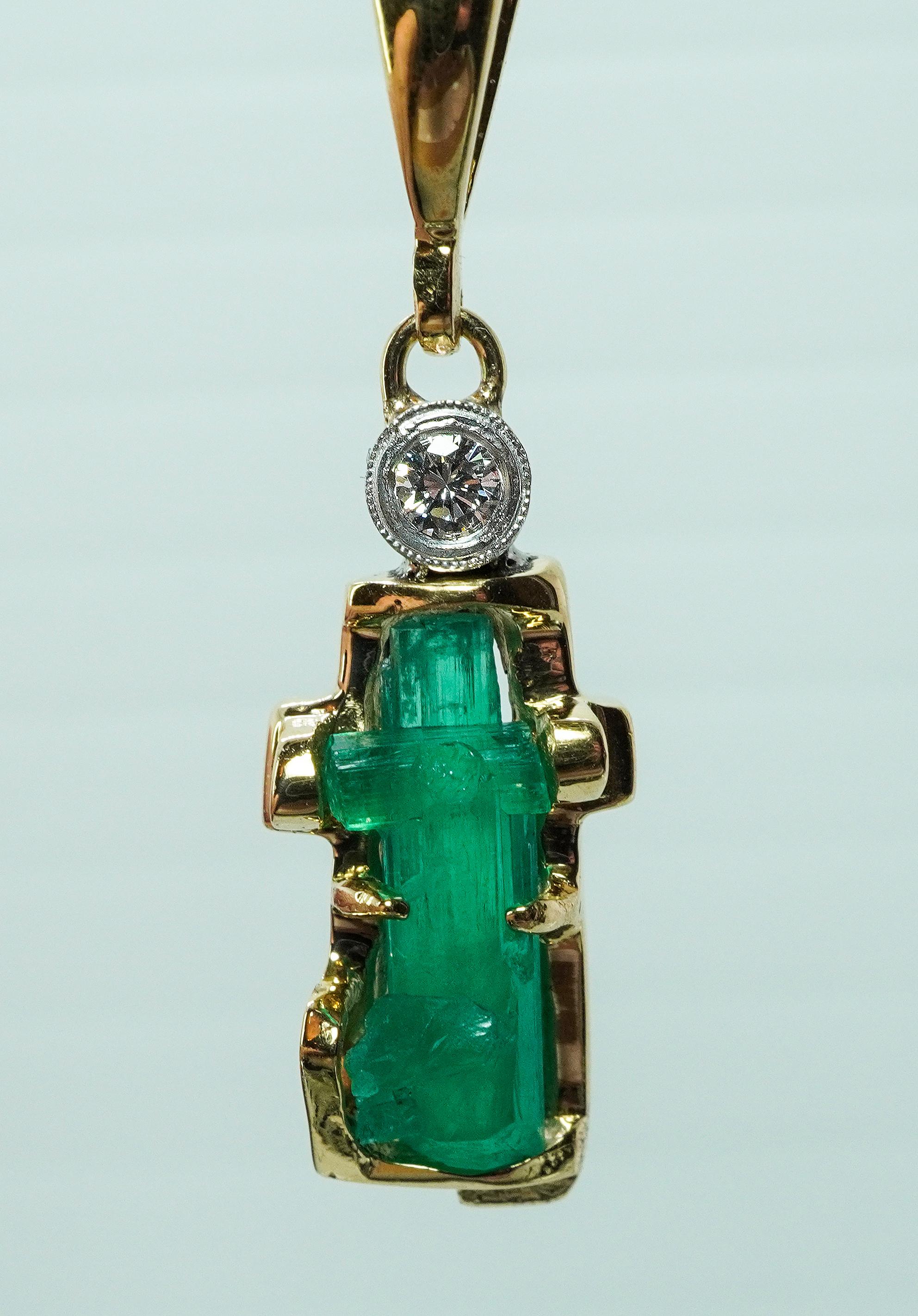 Donna Vintage in oro giallo 18K con smeraldo verde naturale grezzo  Collana con croce di diamanti da 18