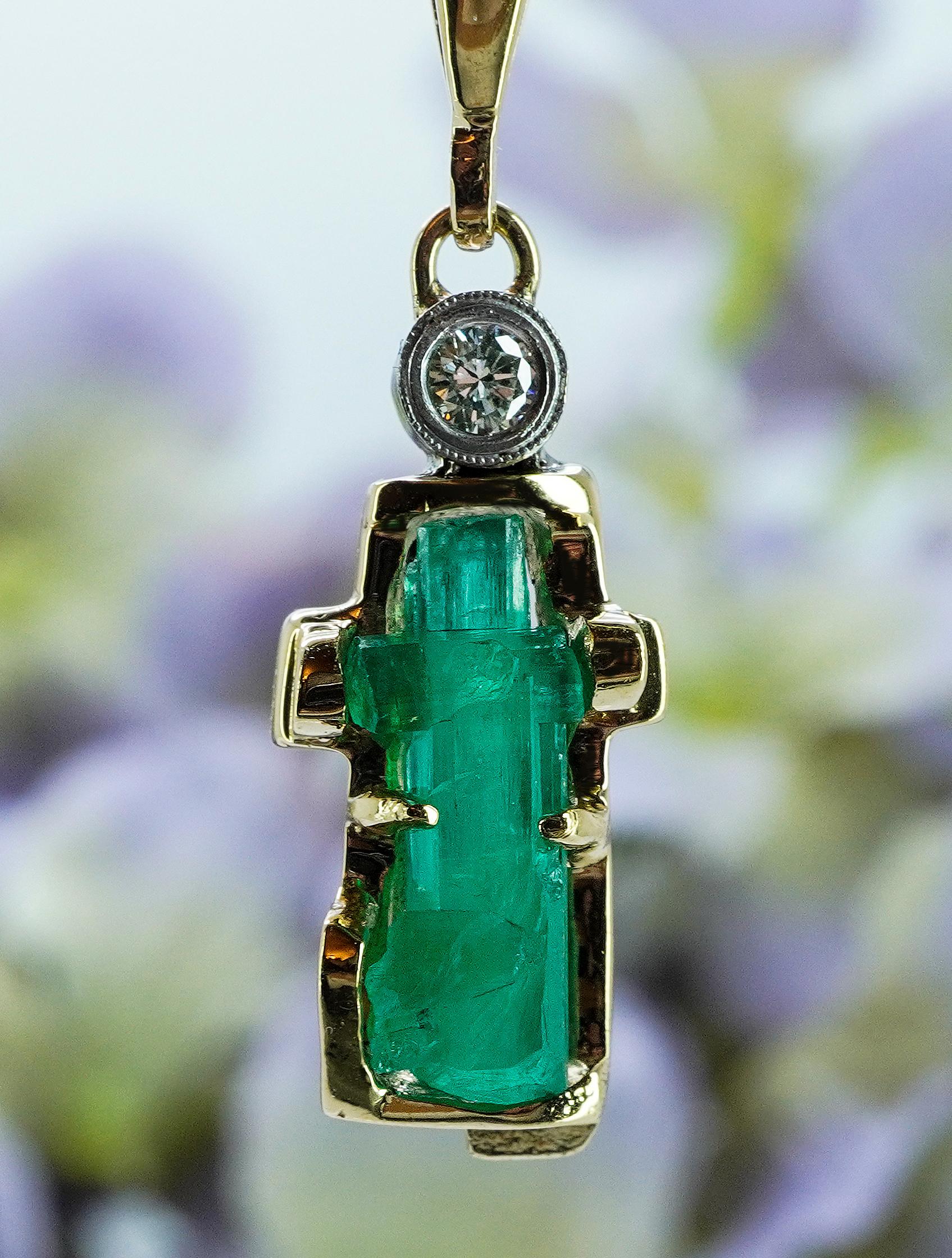 Vintage in oro giallo 18K con smeraldo verde naturale grezzo  Collana con croce di diamanti da 18