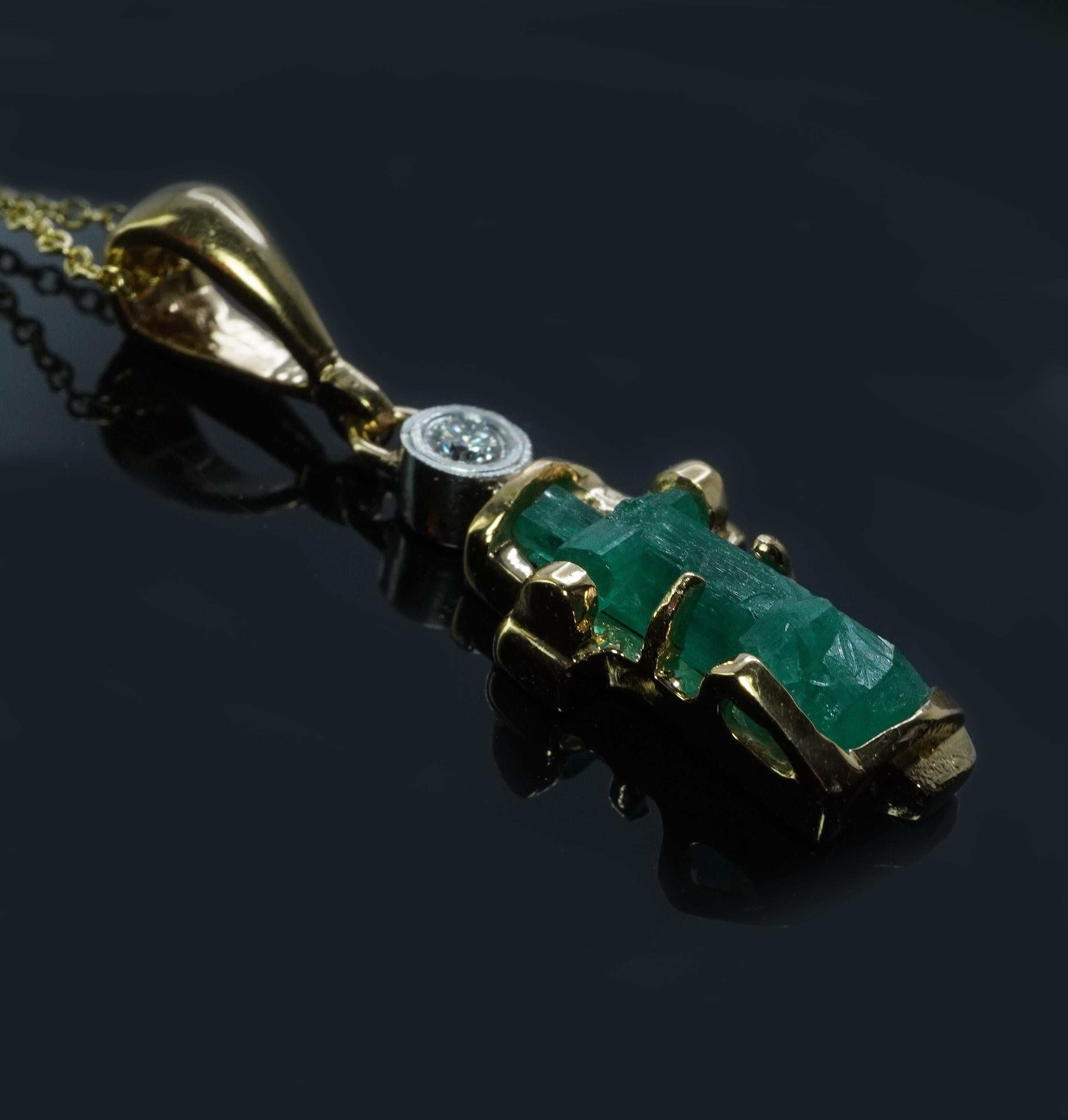 Vintage in oro giallo 18K con smeraldo verde naturale grezzo  Collana con croce di diamanti da 18
