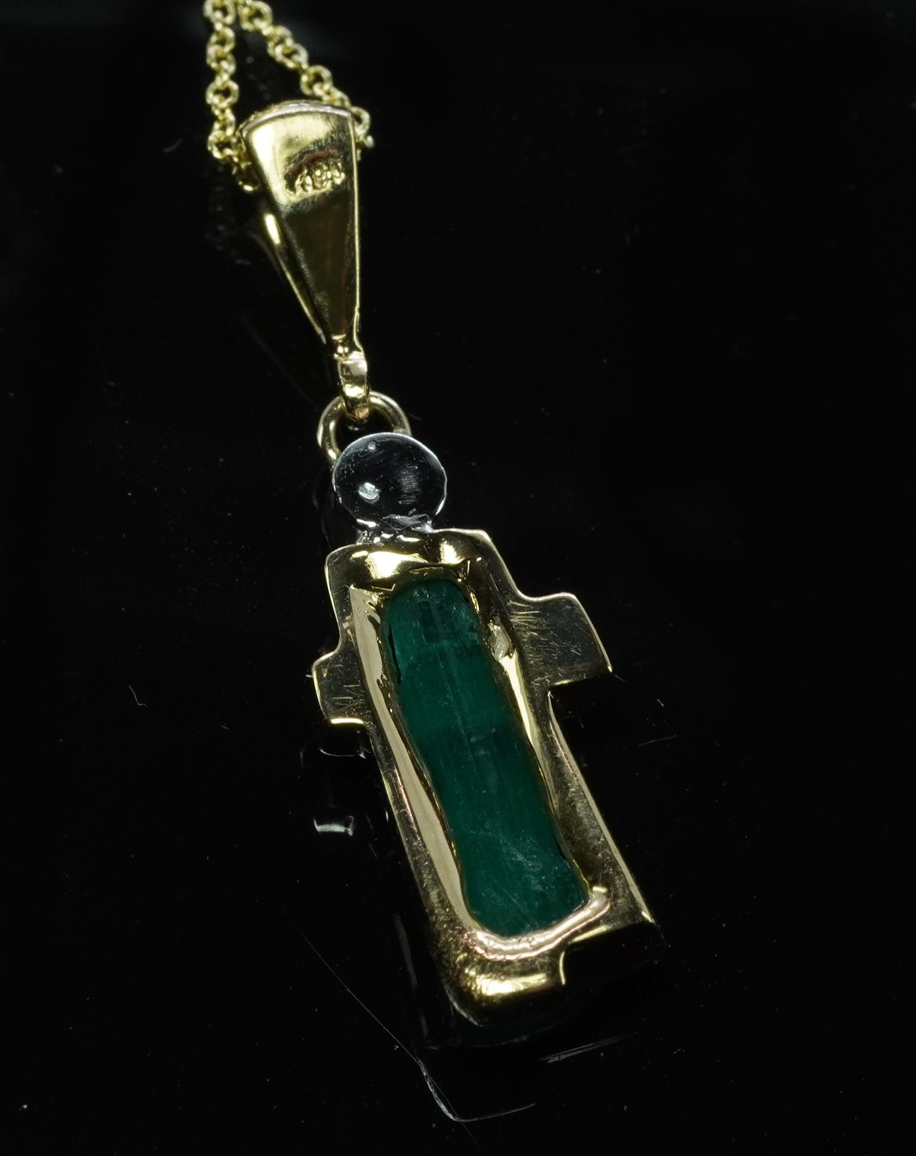 Vintage in oro giallo 18K con smeraldo verde naturale grezzo  Collana con croce di diamanti da 18
