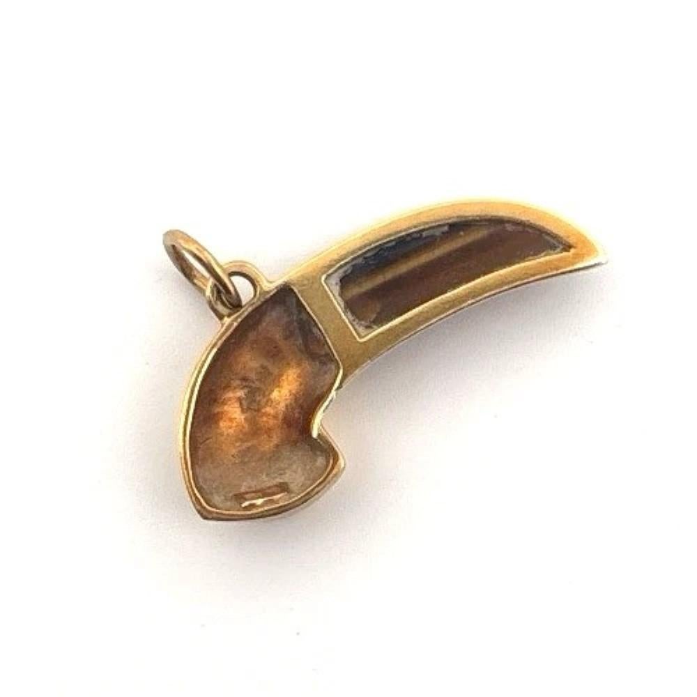 ✦ Vintage 18K Yellow Gold Toucan Charm with Natural Tiger’s Eye – 2.42g – Estate Pendant

✦ ✦ Only Pendant, No necklace ✦ ✦ 

🡆 Charming vintage toucan charm crafted in solid 18K yellow gold and set with natural tiger’s eye. The bird’s beak is