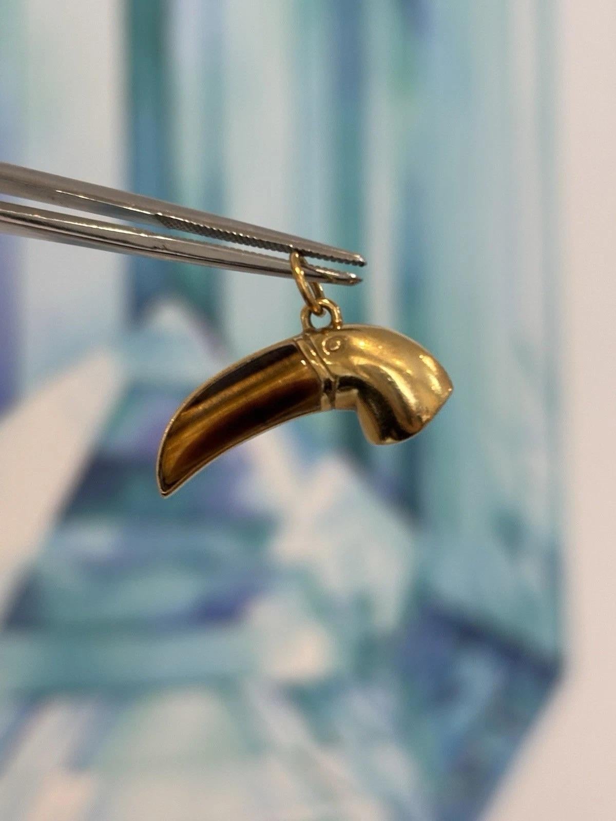 Cabochon Vintage 18K Yellow Gold Natural Tiger’s Eye 2.42g Toucan Charm Pendant in vendita