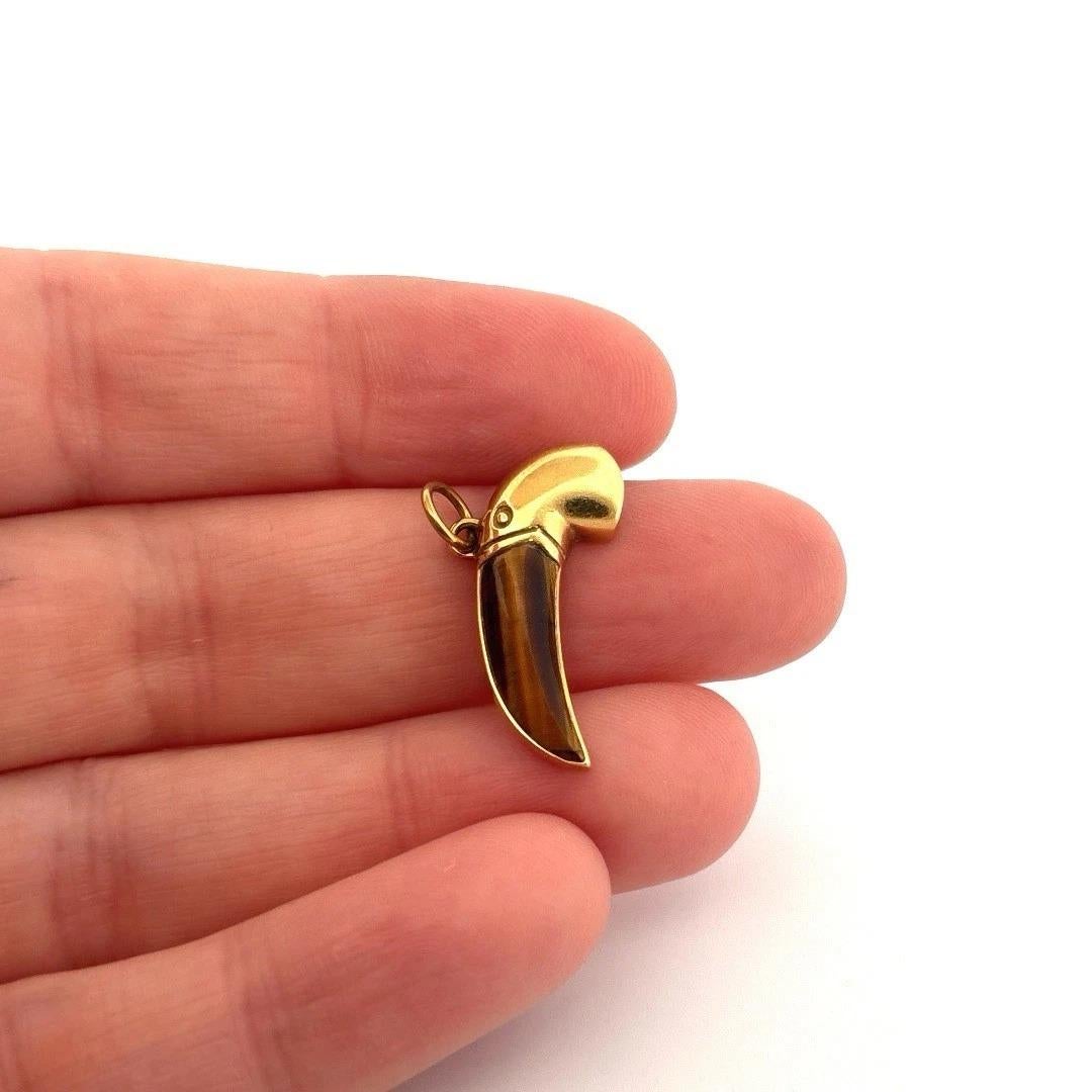 Vintage 18K Yellow Gold Natural Tiger’s Eye 2.42g Toucan Charm Pendant in vendita 2