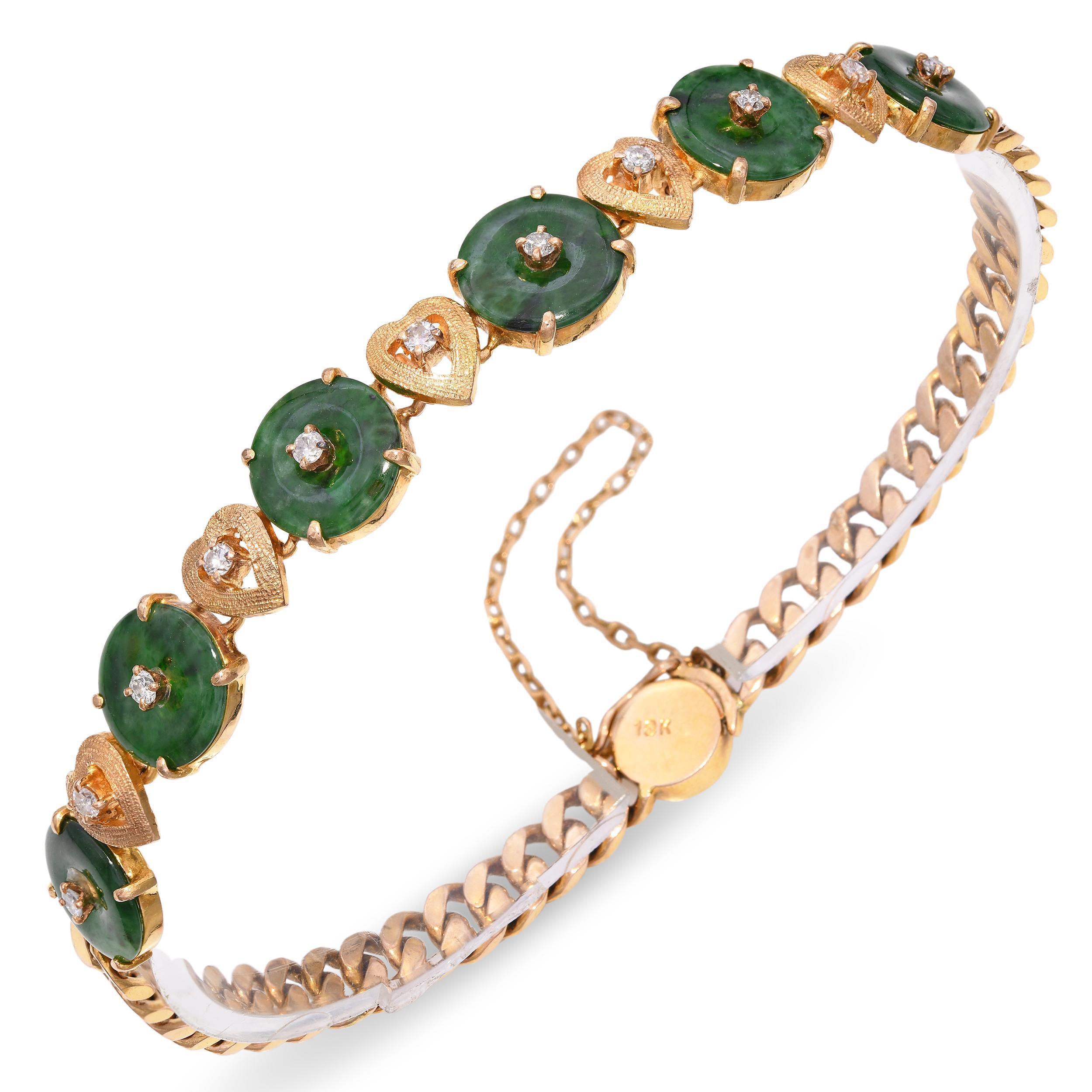 Ce bracelet vintage en or jaune 18 carats présente des maillons donut en jade néphrite reliés par d'élégants éléments en or, créant ainsi un harmonieux mélange de couleurs et de textures. Le vert profond du jade ajoute une présence sereine et