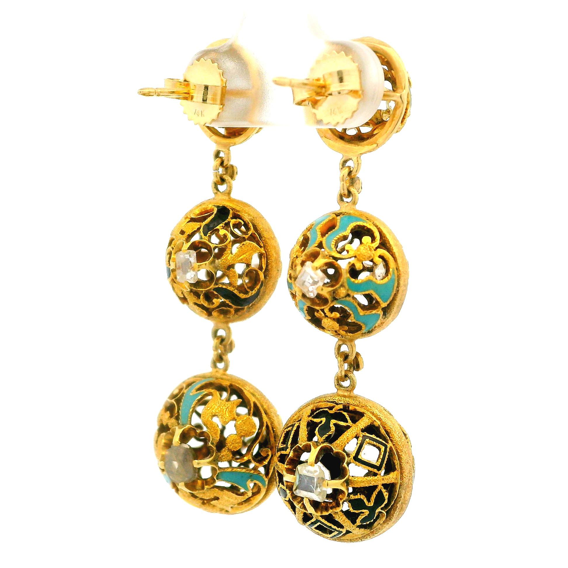 Boucles d'oreilles pendantes en or jaune 18k avec diamant taille ancienne et émail ajouré en vente 7