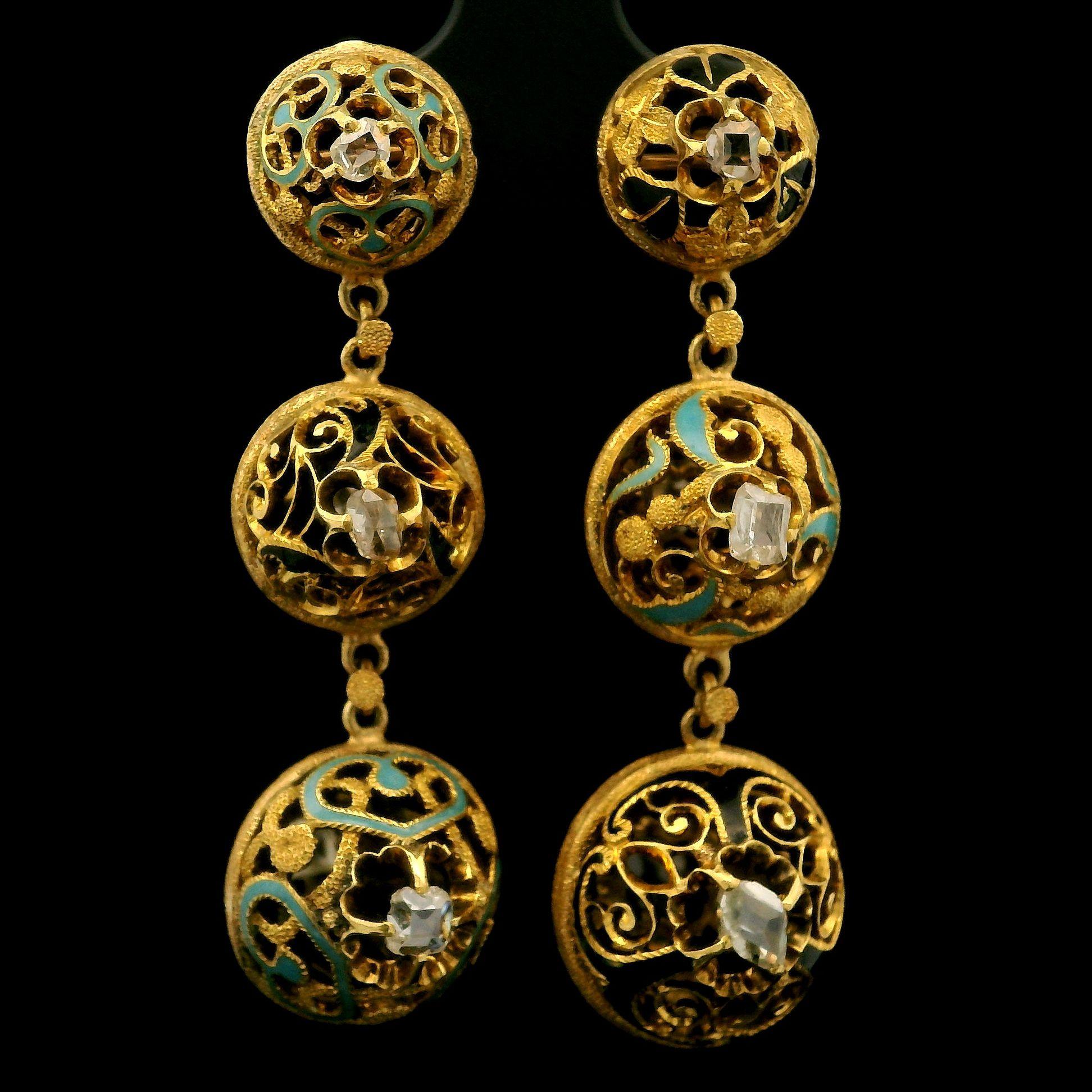 --Pierre(s) :...
(10) Diamants naturels authentiques - formes multiples, taille rose et taille portrait - sertis clos

MATERIAL : Or jaune massif 14-18k avec émail bleu et noir
Poids : 18,40 grammes
Largeur : 14.5mm (0.57