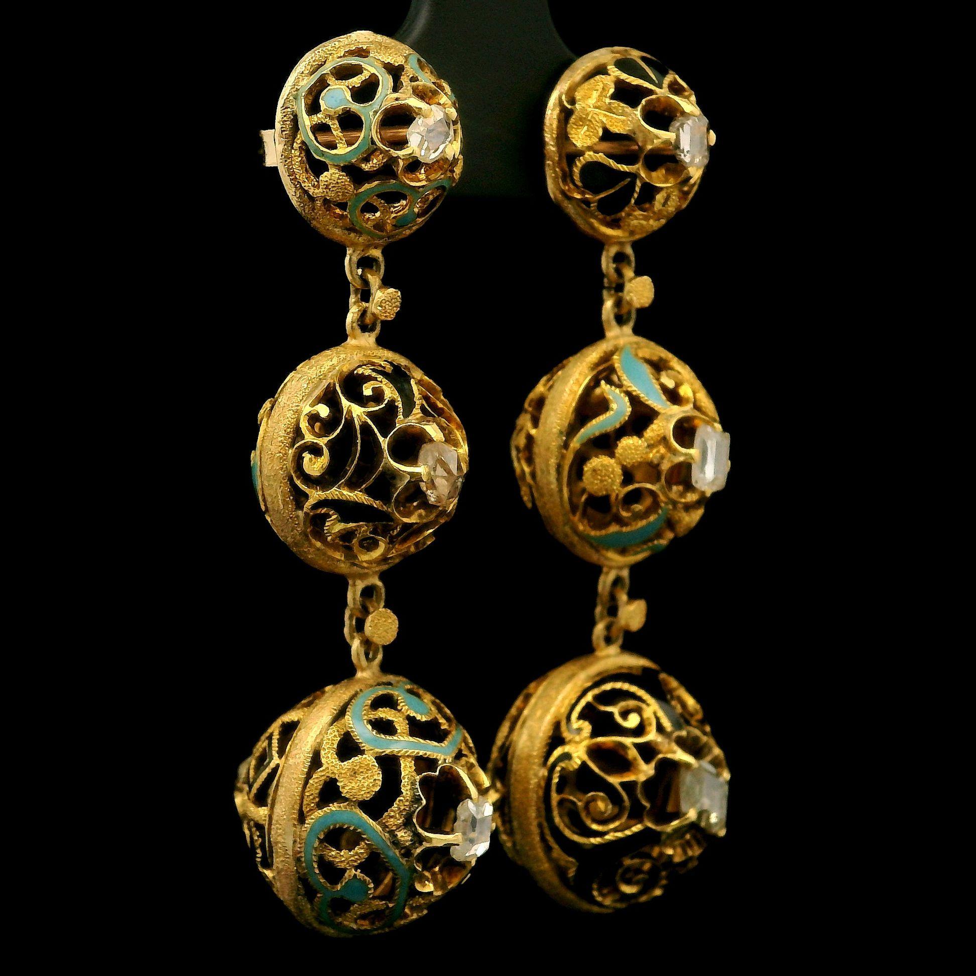 Taille rose Boucles d'oreilles pendantes en or jaune 18k avec diamant taille ancienne et émail ajouré en vente