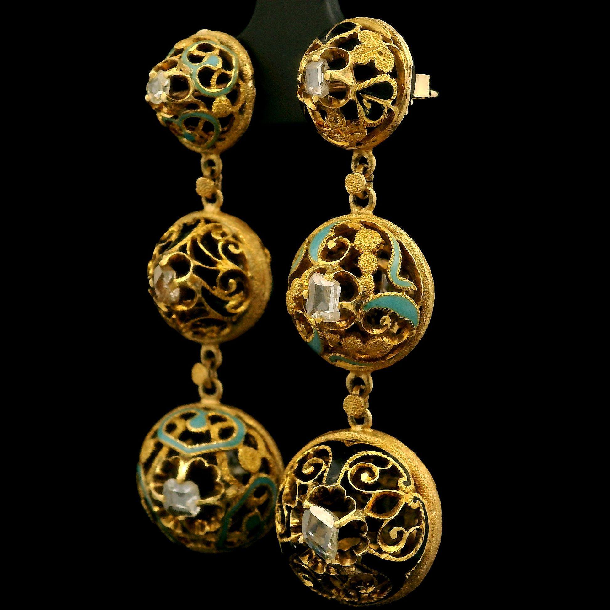 Boucles d'oreilles pendantes en or jaune 18k avec diamant taille ancienne et émail ajouré Excellent état - En vente à Montclair, NJ