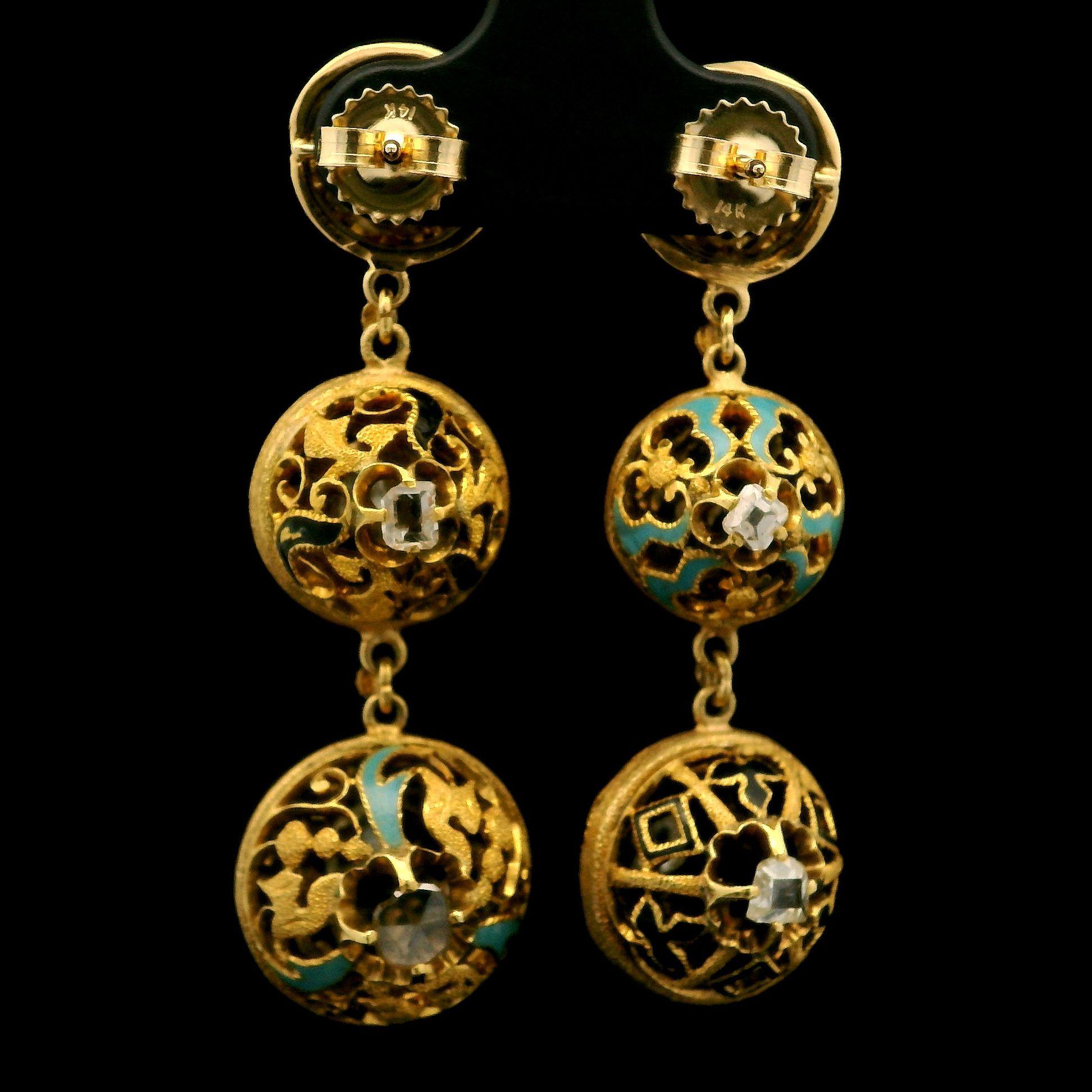 Boucles d'oreilles pendantes en or jaune 18k avec diamant taille ancienne et émail ajouré en vente 1