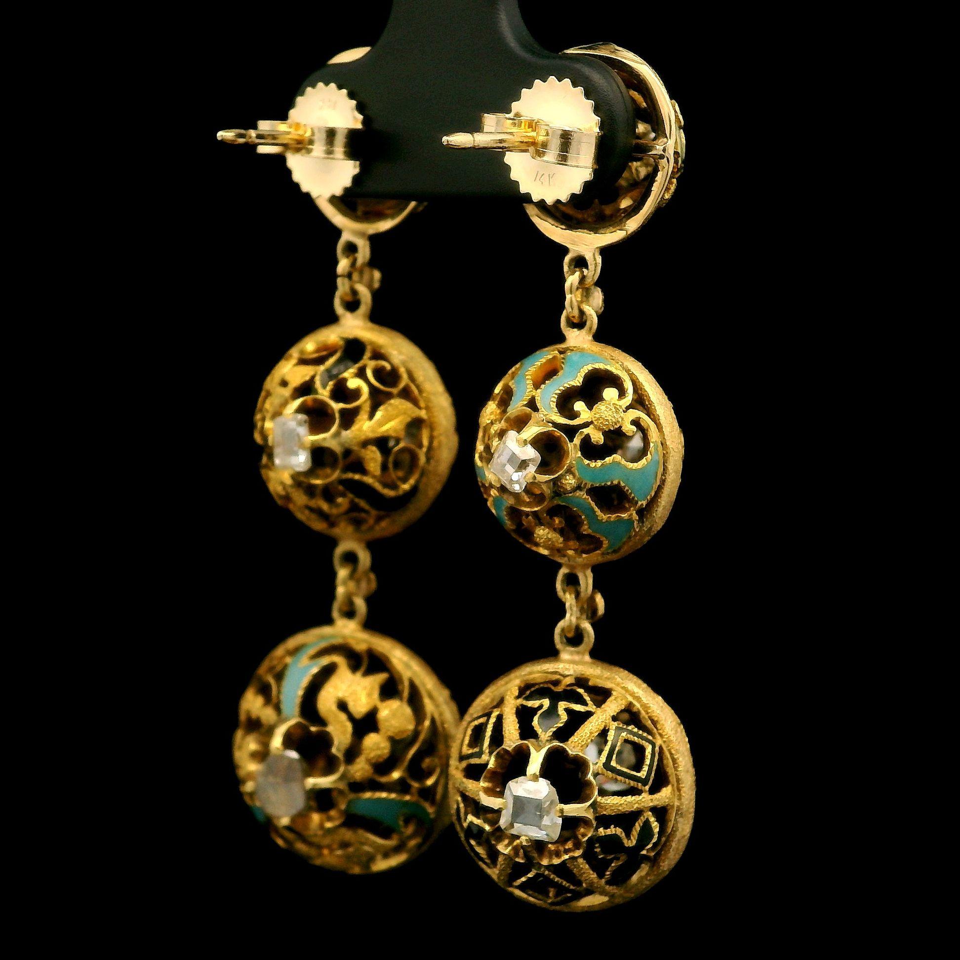 Boucles d'oreilles pendantes en or jaune 18k avec diamant taille ancienne et émail ajouré en vente 2