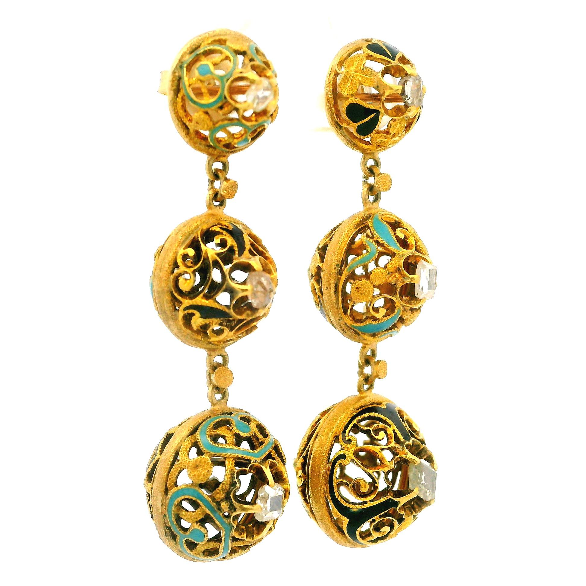 Boucles d'oreilles pendantes en or jaune 18k avec diamant taille ancienne et émail ajouré en vente 3