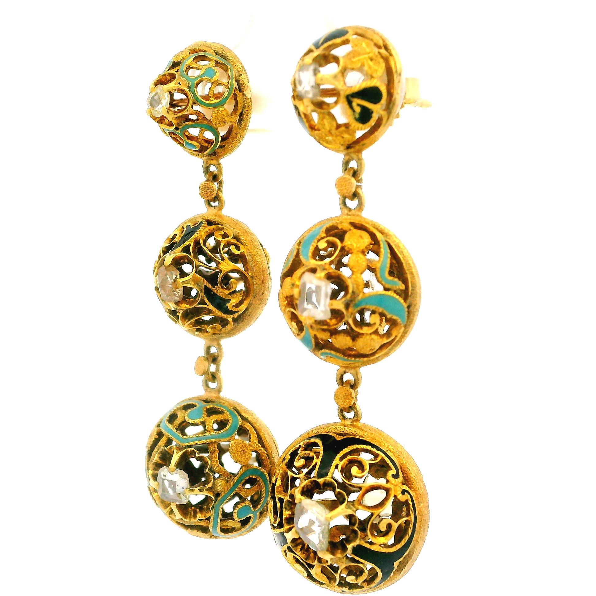 Boucles d'oreilles pendantes en or jaune 18k avec diamant taille ancienne et émail ajouré en vente 4