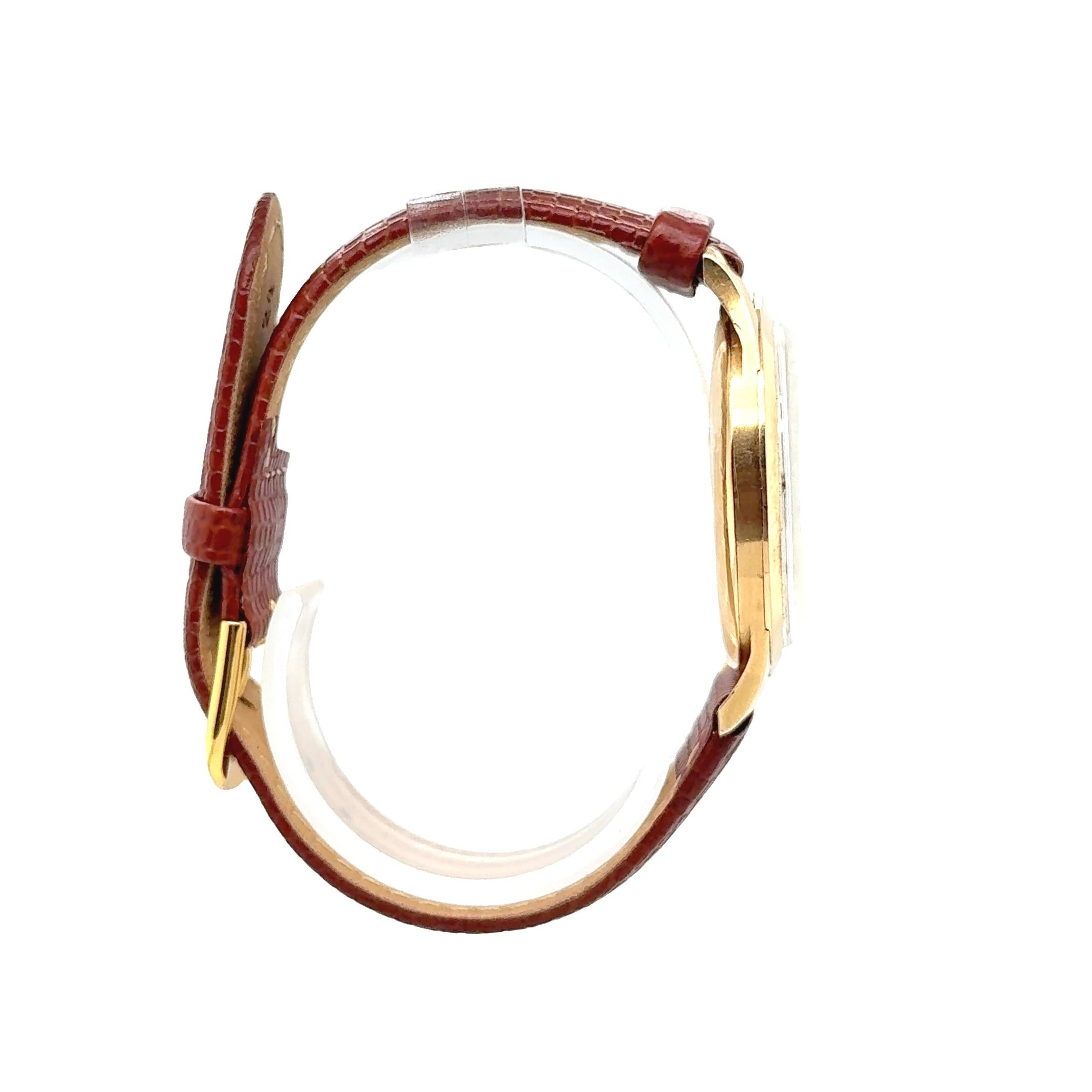 Questo orologio da polso vintage Omega a carica manuale, realizzato in oro giallo massiccio 18 carati, è un orologio raffinato che incarna l'eleganza di metà secolo e la tradizionale orologeria svizzera. Con un diametro di 35 mm, la cassa rotonda in