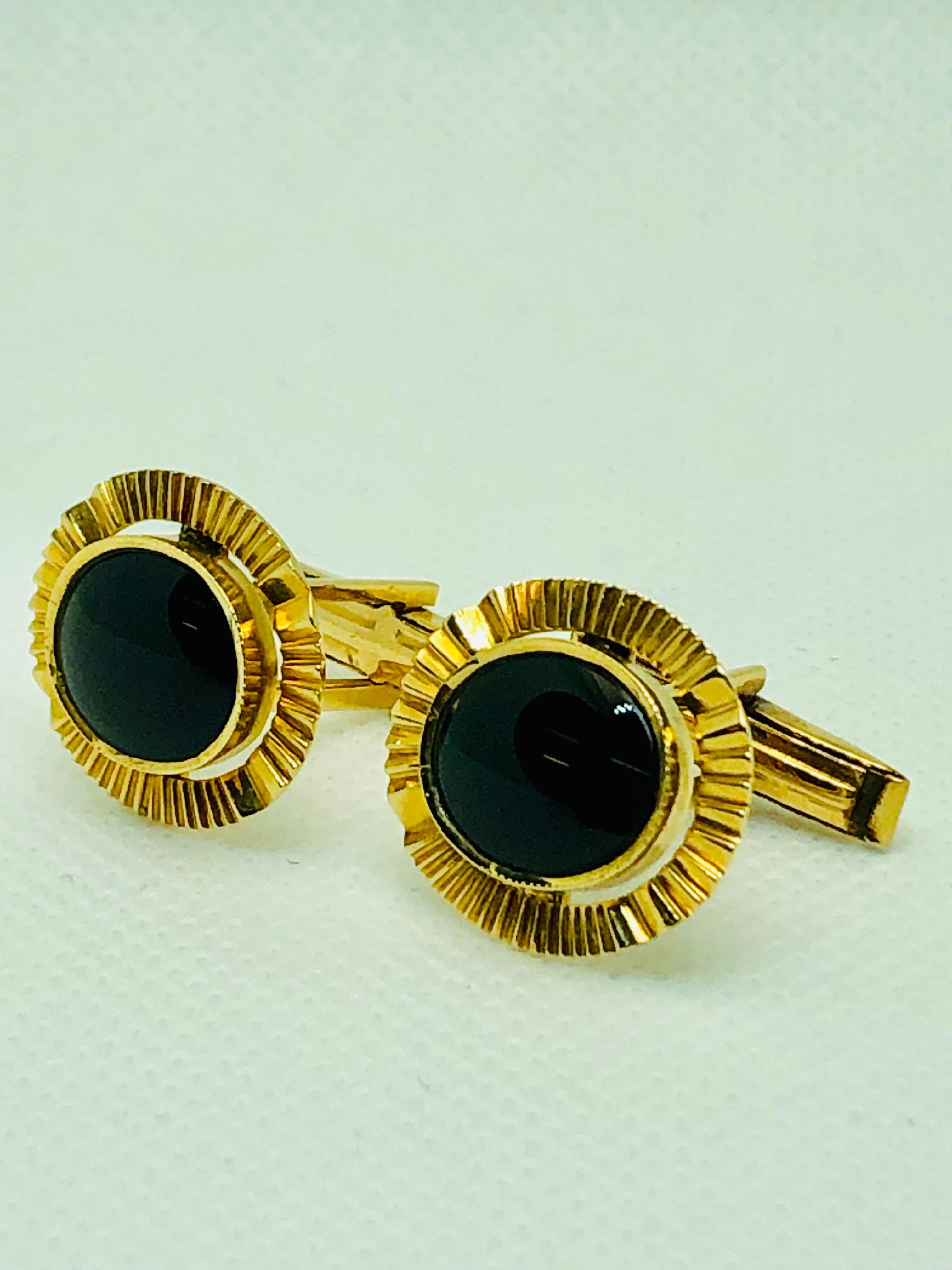 Gorgeous Vintage Cufflinks! These feature two, 12 by 10 mm cabochon cut Onyx stones. These are set in an 18K yellow gold with a fluted edge. The weight of the pair is 9.9 grams.