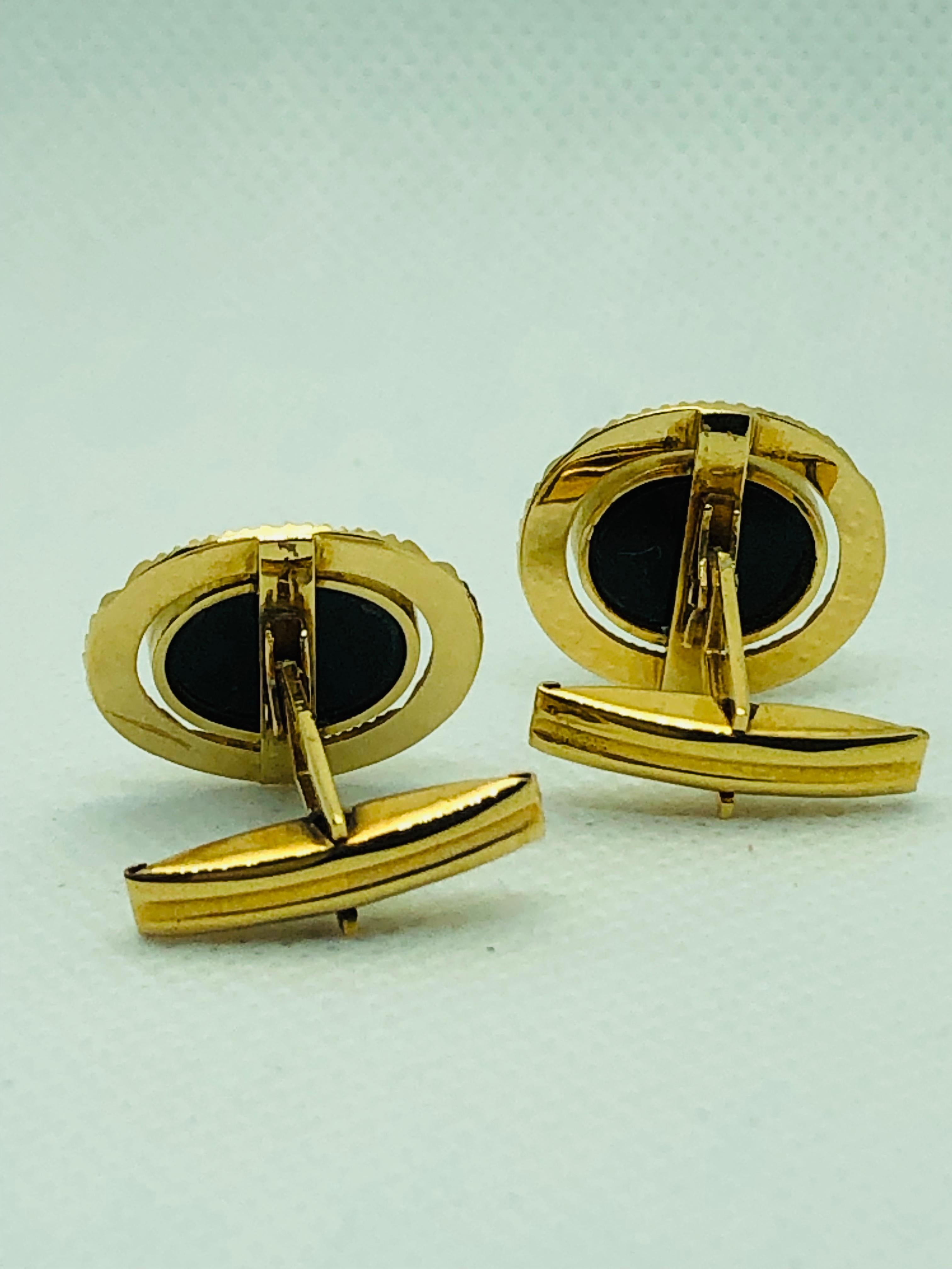 Vintage 18 Karat Yellow Gold and Onyx Oval Cufflinks In Excellent Condition In Birmingham, AL