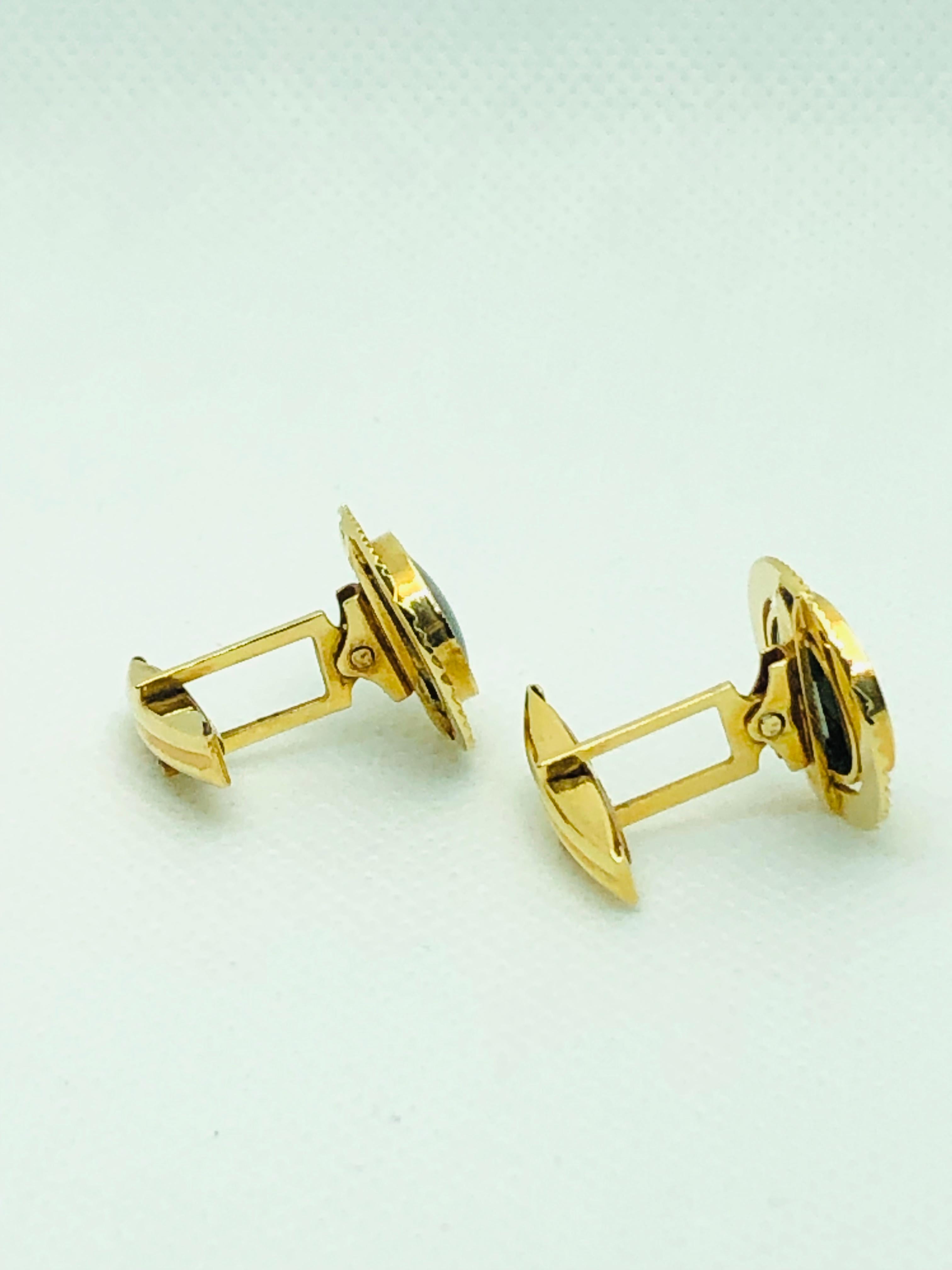 Women's or Men's Vintage 18 Karat Yellow Gold and Onyx Oval Cufflinks