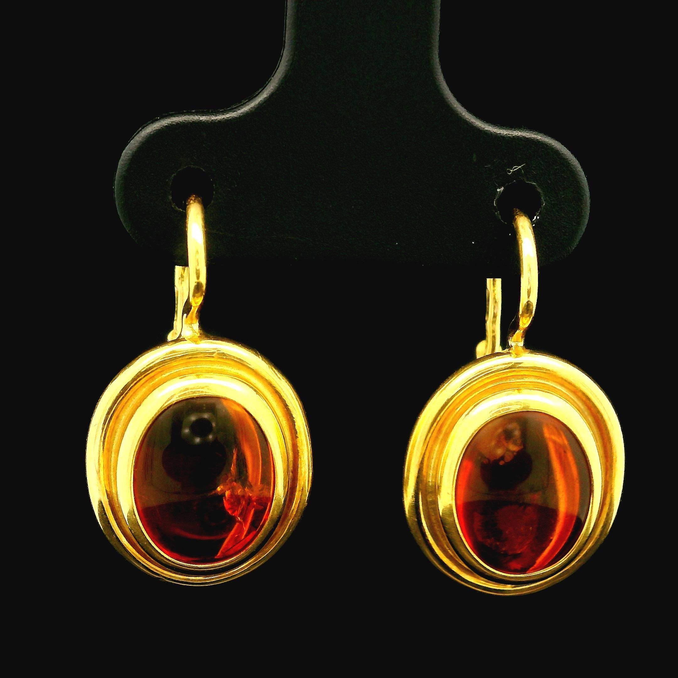 Orecchini a goccia ovali cabochon in ambra d'epoca in oro giallo 18 ct. in vendita 2
