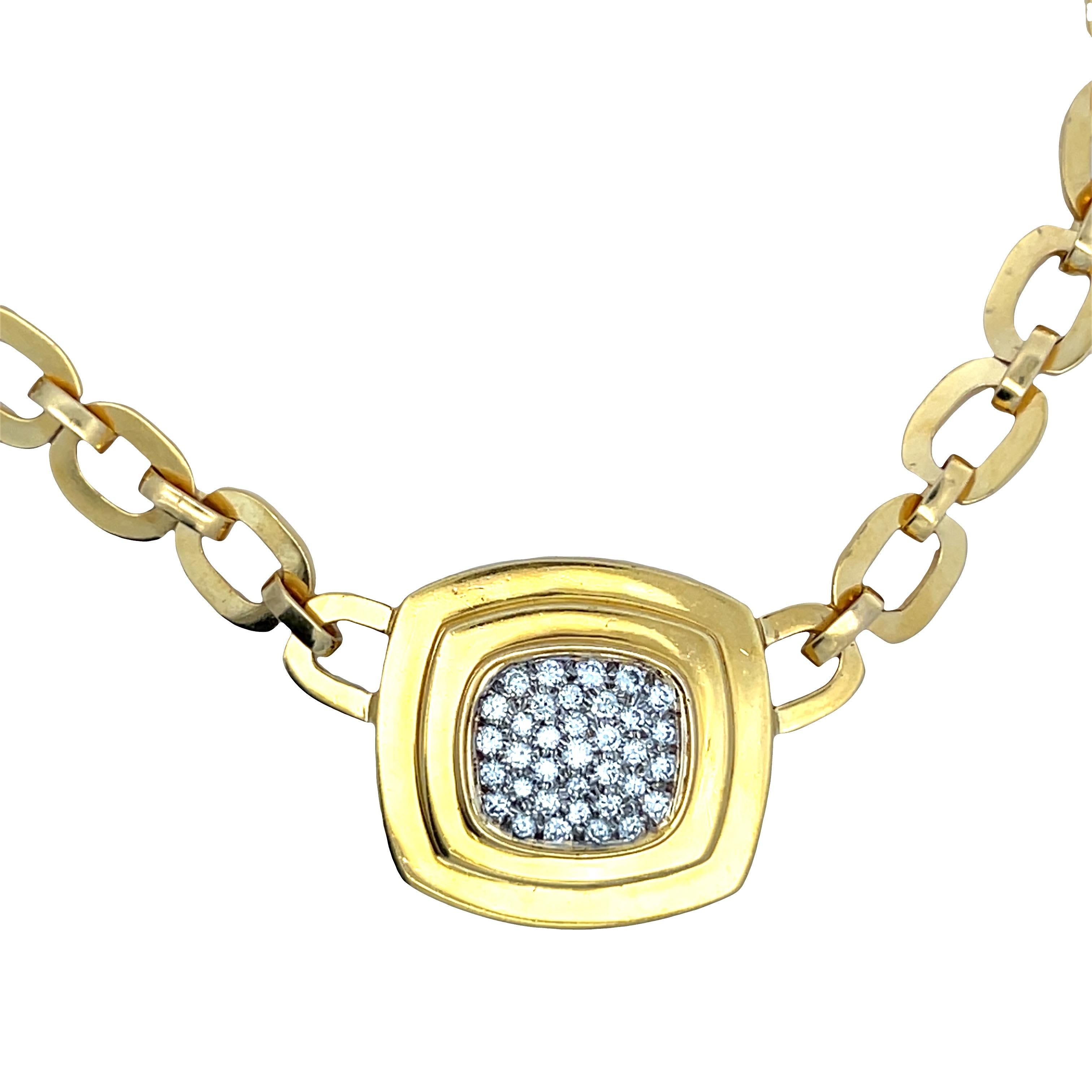 Round Cut Vintage 18K Yellow Gold Oval Link Necklace with Diamond Pave Center For Sale
