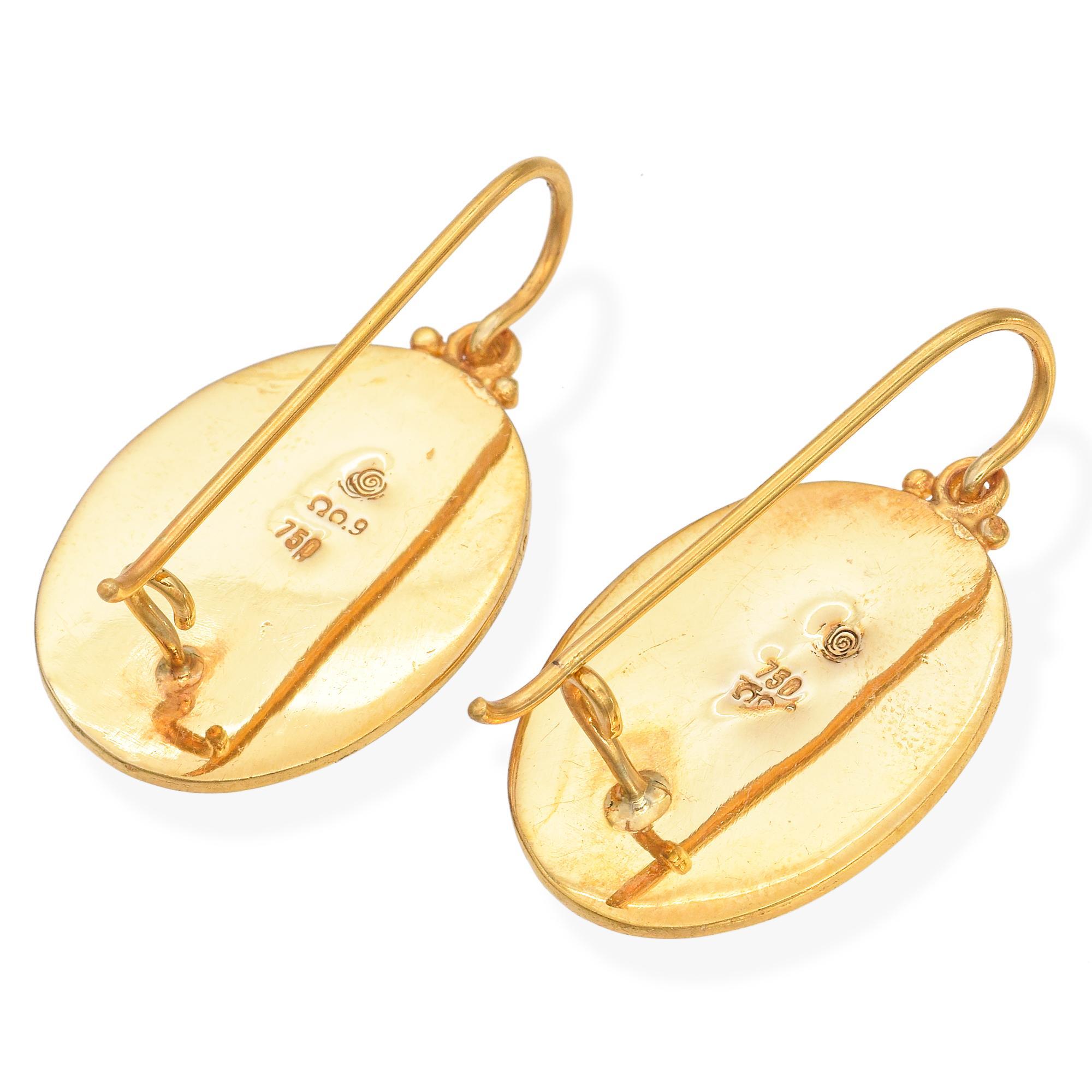 Vintage 18k Yellow Gold Oval Mabe Pearl Earrings In Good Condition For Sale In New York, NY