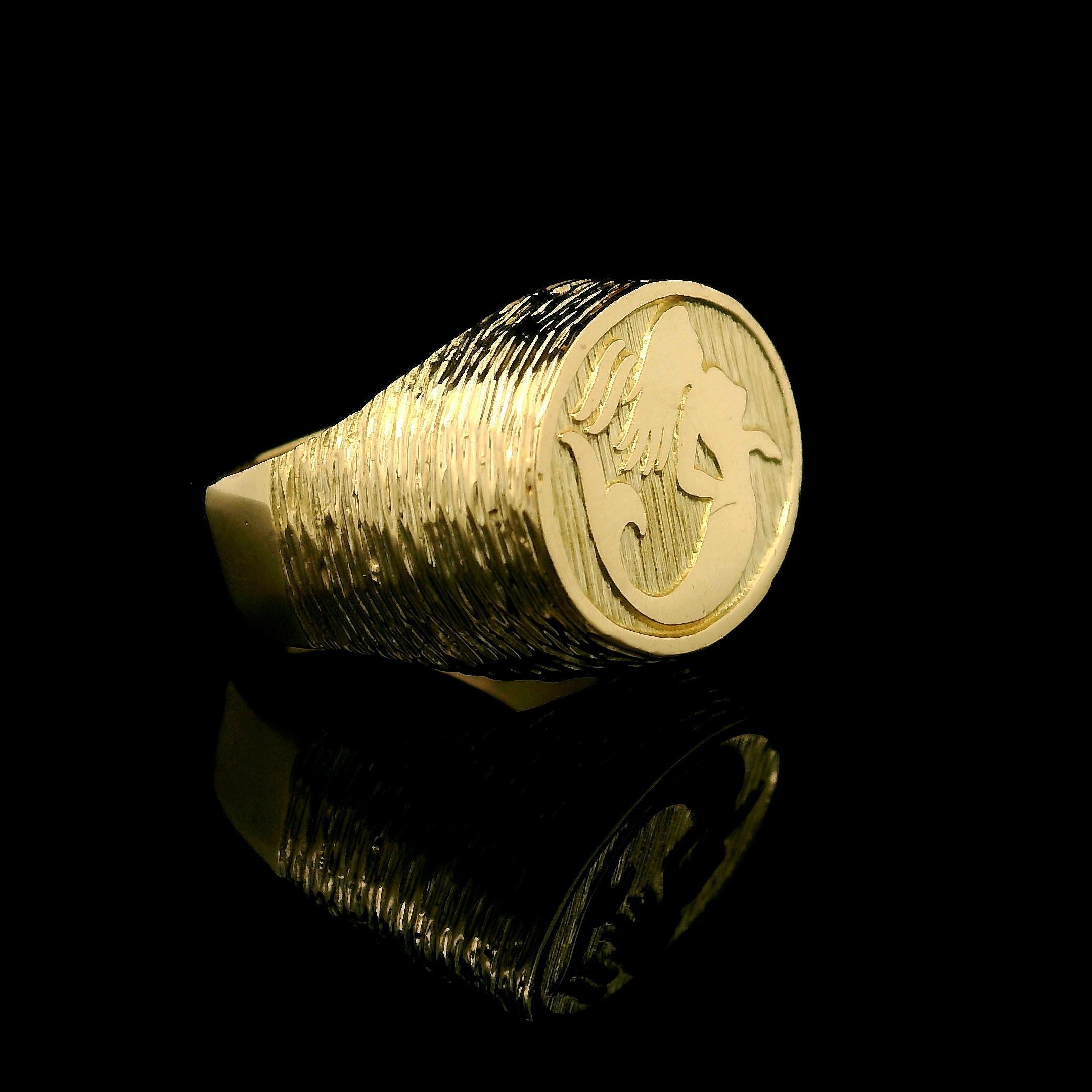 Vintage 18k Gelbgold Oval texturiert Siegel w / poliert Meerjungfrau Band Ring im Zustand „Hervorragend“ im Angebot in Montclair, NJ