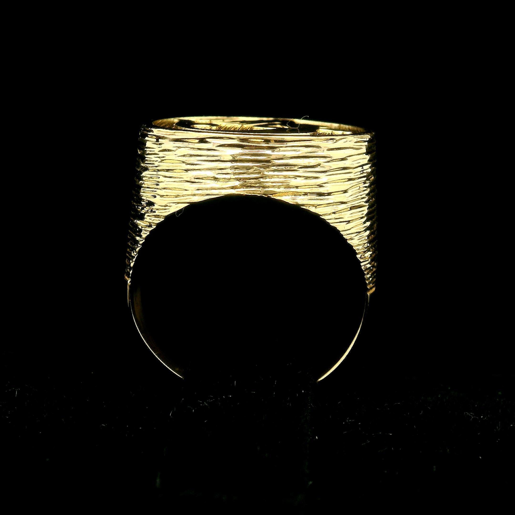 Vintage 18k Gelbgold Oval texturiert Siegel w / poliert Meerjungfrau Band Ring im Angebot 2