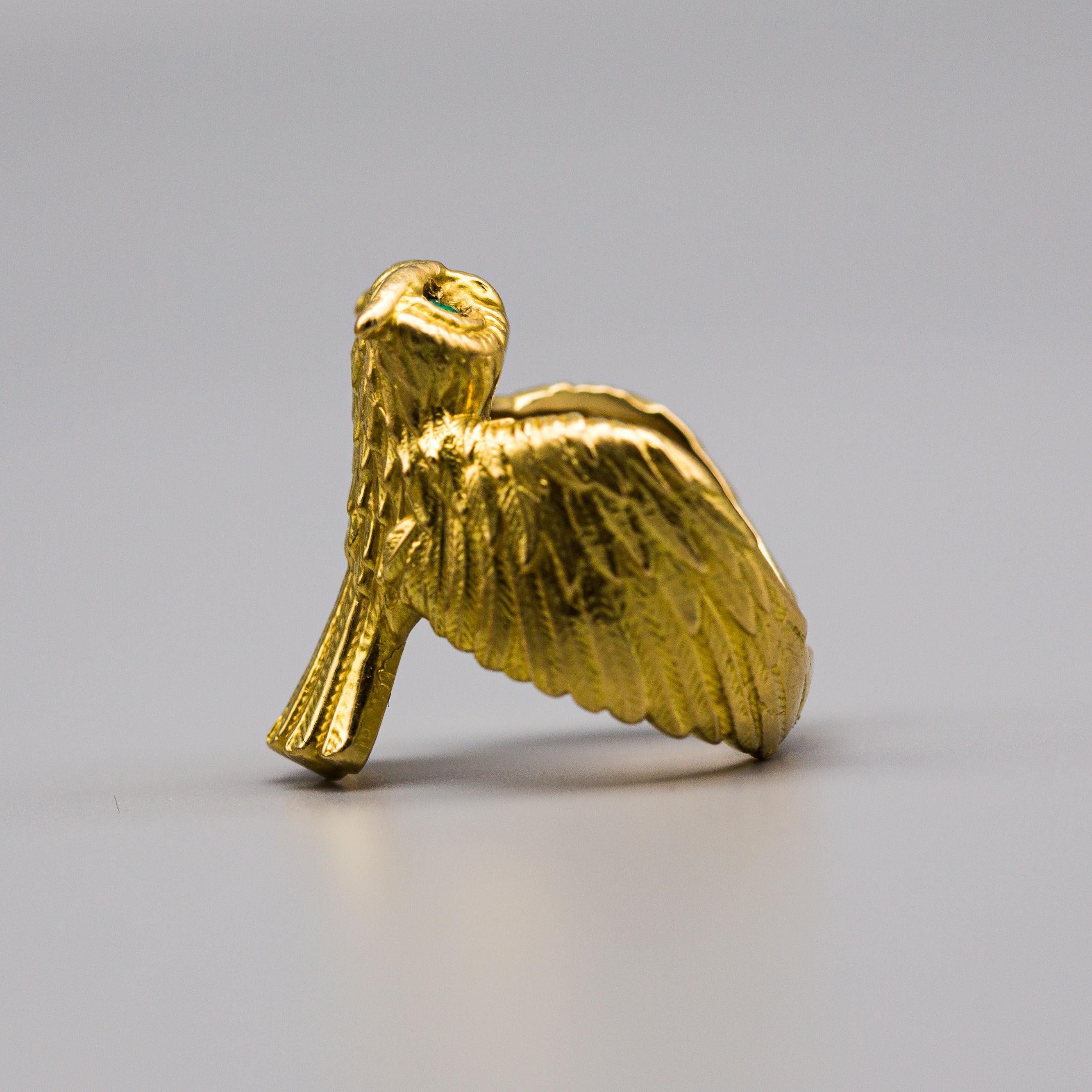 Matériau : Or jaune 18k
Taille : 8.5 US
Poids : 18.7 grammes

Cette charmante bague ornée d'un hibou et réalisée en or jaune 18 carats est parfaite pour ceux qui savent apprécier la beauté de l'artisanat et des détails complexes.