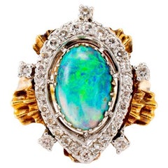 Anillo de cóctel vintage de oro amarillo de 18 quilates y paladio con ópalo australiano y halo de diamantes