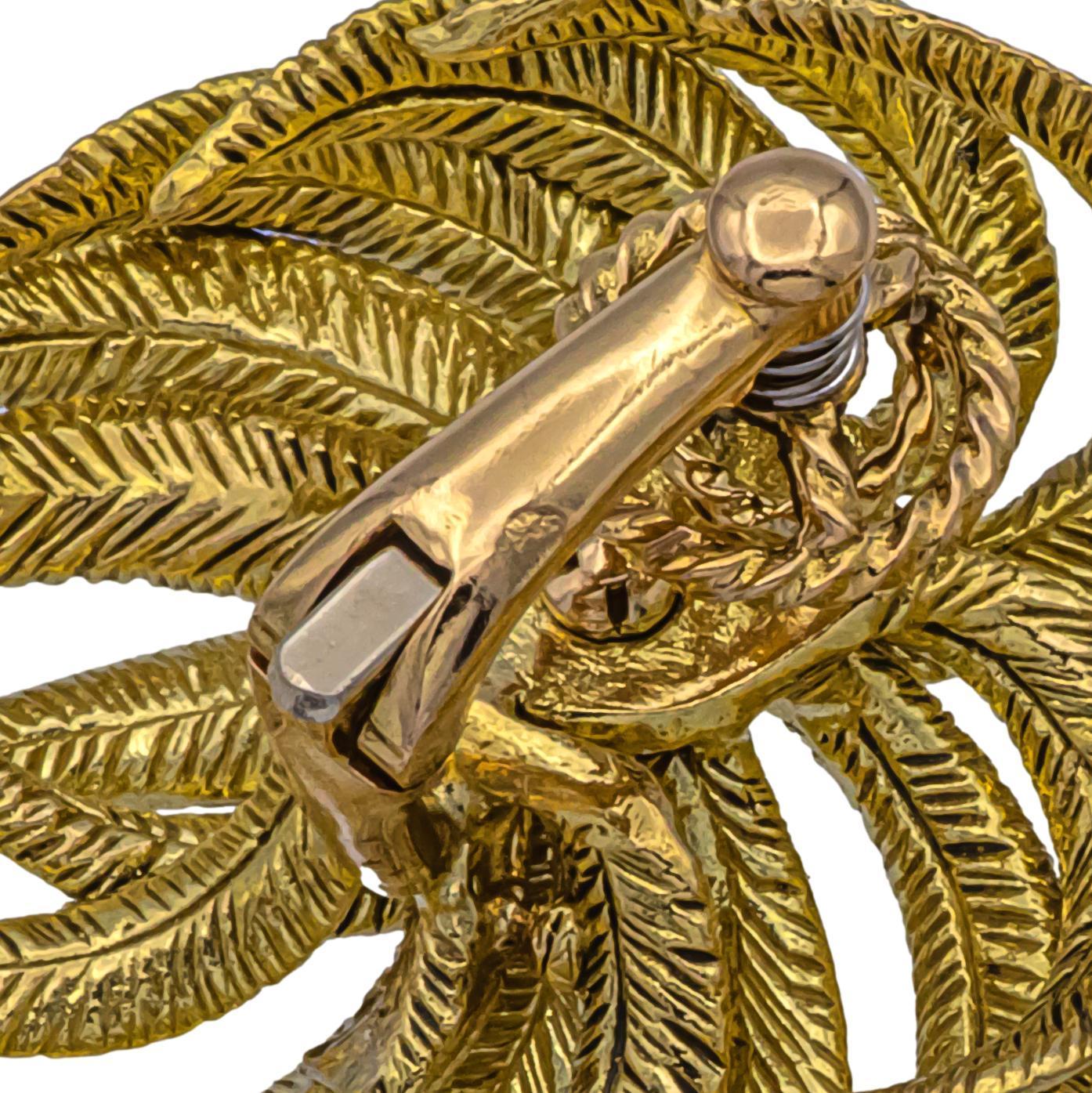 Vintage 18K Yellow Gold Palm Leaf Motif Ear-Clips – 1950s French Craftsmanship In Good Condition In New York, NY