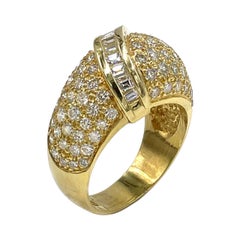 Bague vintage en or jaune 18k avec diamants ronds et baguettes en pavé Dome