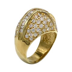 Anillo vintage de diamantes en oro amarillo de 18k con cúpula pavé y fila geométrica de baguettes