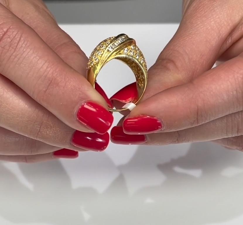 Vintage 18k Gelbgold Pave Dome Diamantring mit runden und Baguetten im Angebot 2