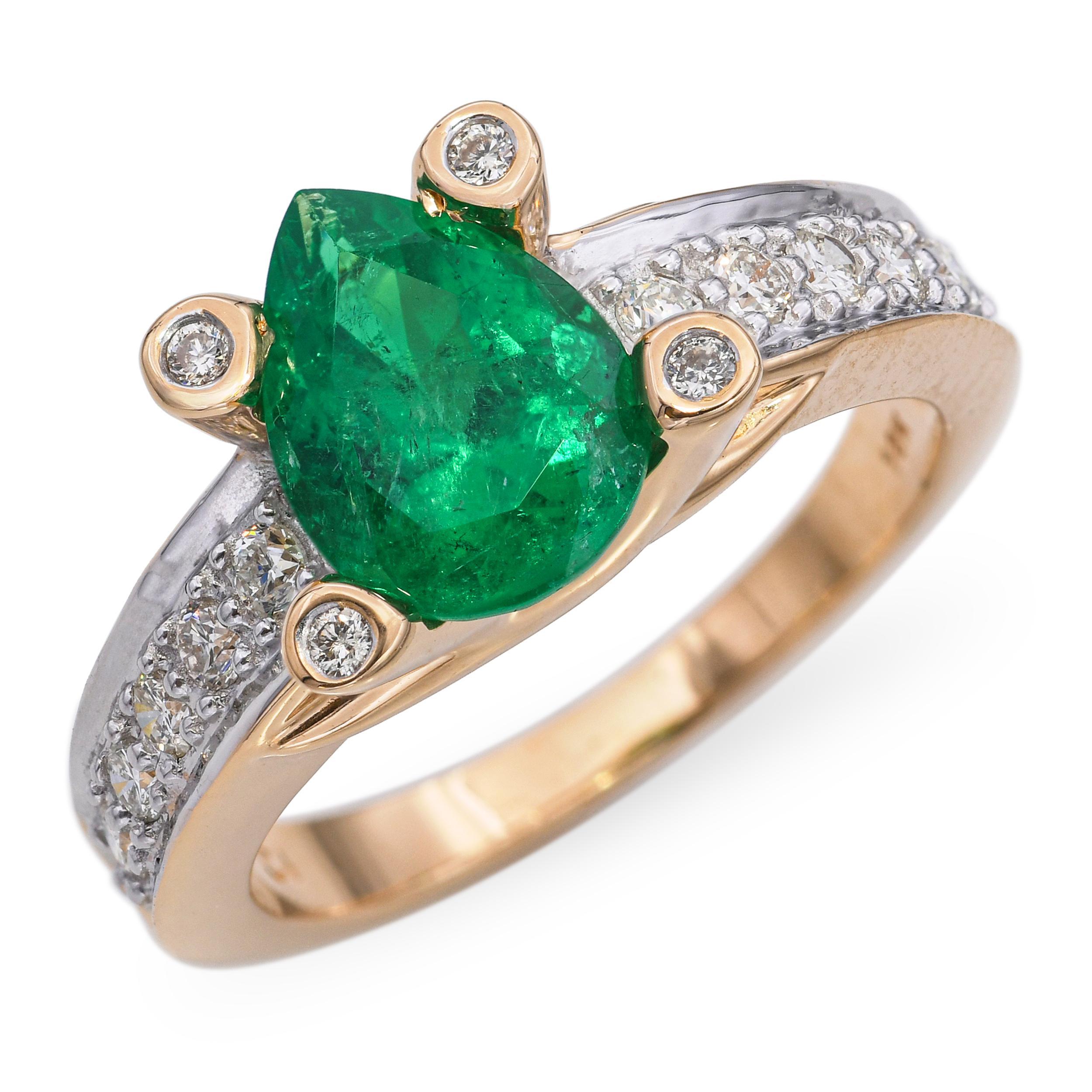 Anello vintage in oro giallo 18k con diamante da 0,36tcw e smeraldo da 1,60ct, caratterizzato da uno smeraldo verde brillante da 1,60ct. Lo smeraldo è impreziosito da circa 0,36tcw di diamanti scintillanti, che aggiungono brillantezza e contrasto al