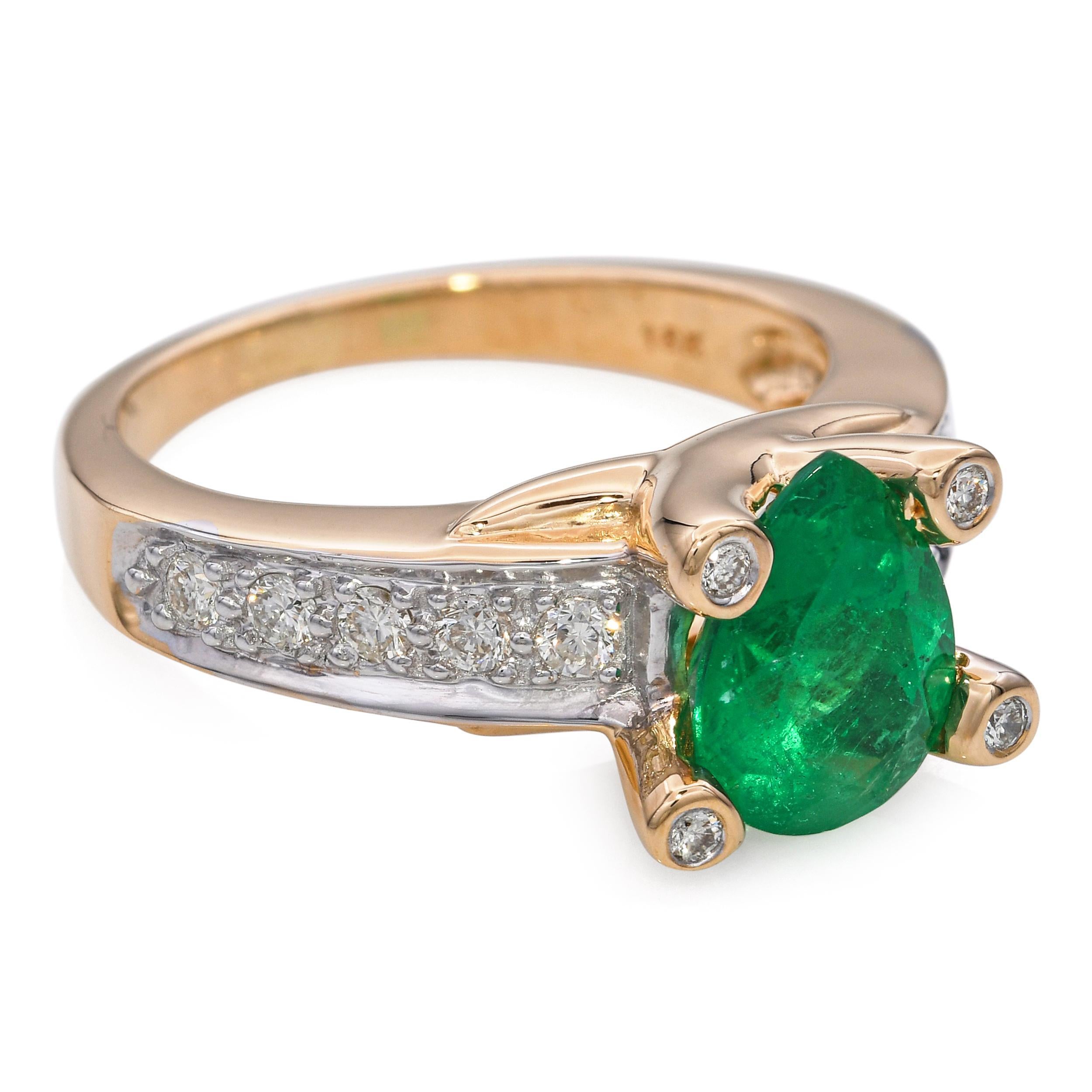 Donna Anello d'epoca in oro giallo 18k con smeraldo a forma di pera e diamanti in vendita